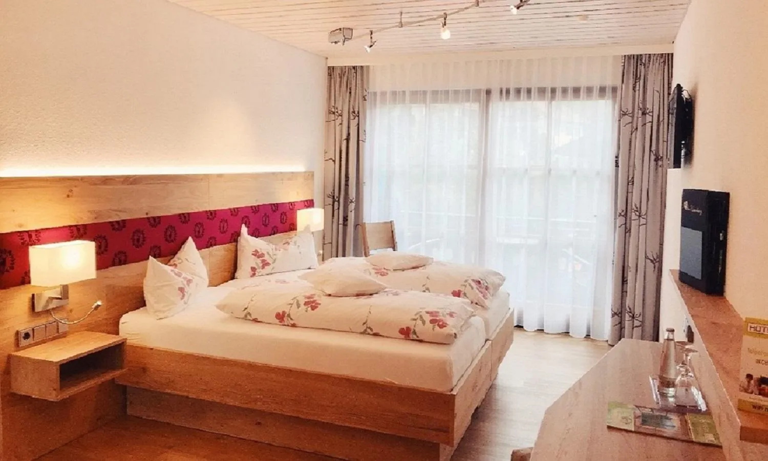 Photo of the whole room, Bed in Hotel am Wiesenhang - Garni