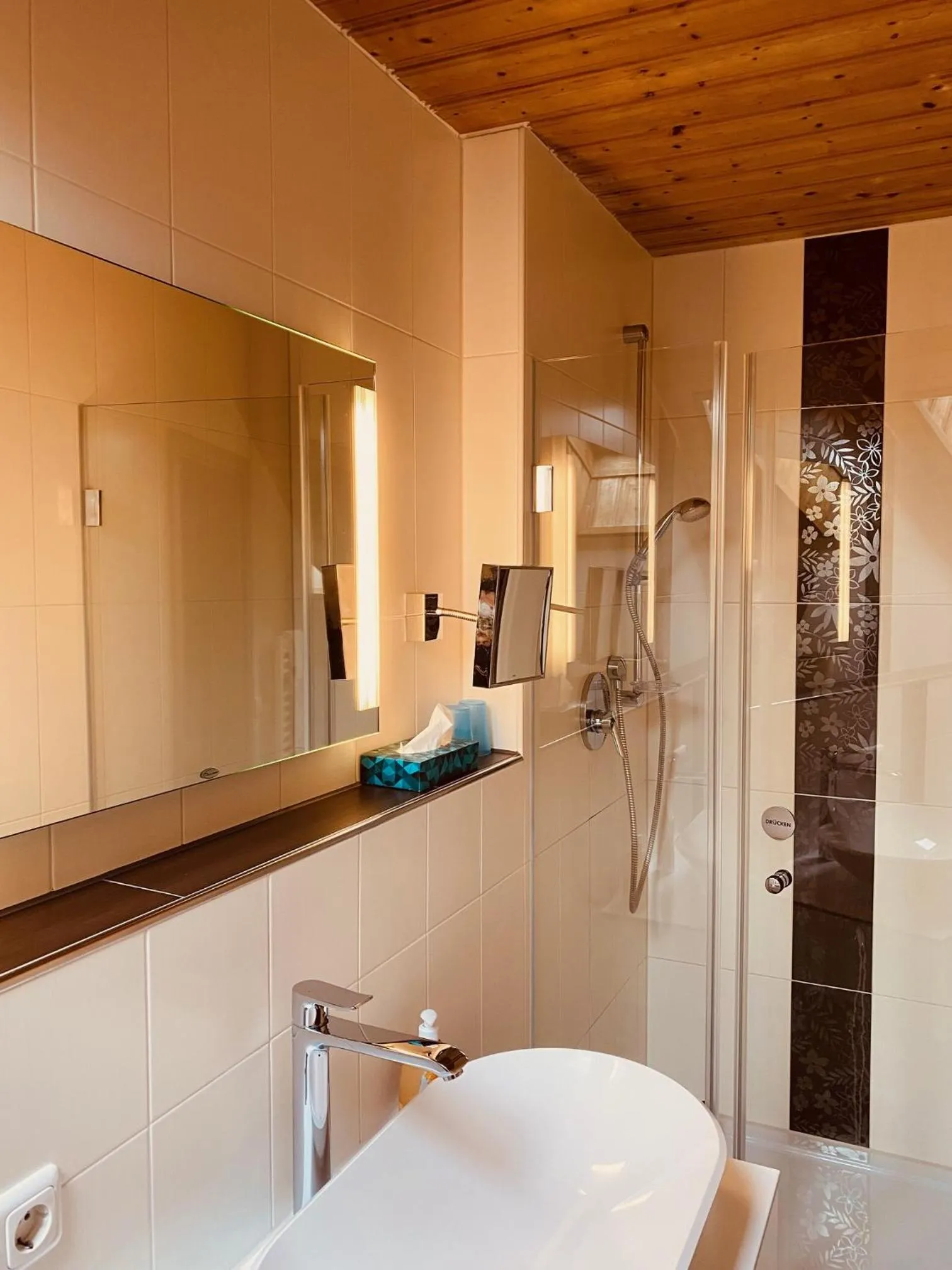 Bathroom in Hotel am Wiesenhang - Garni