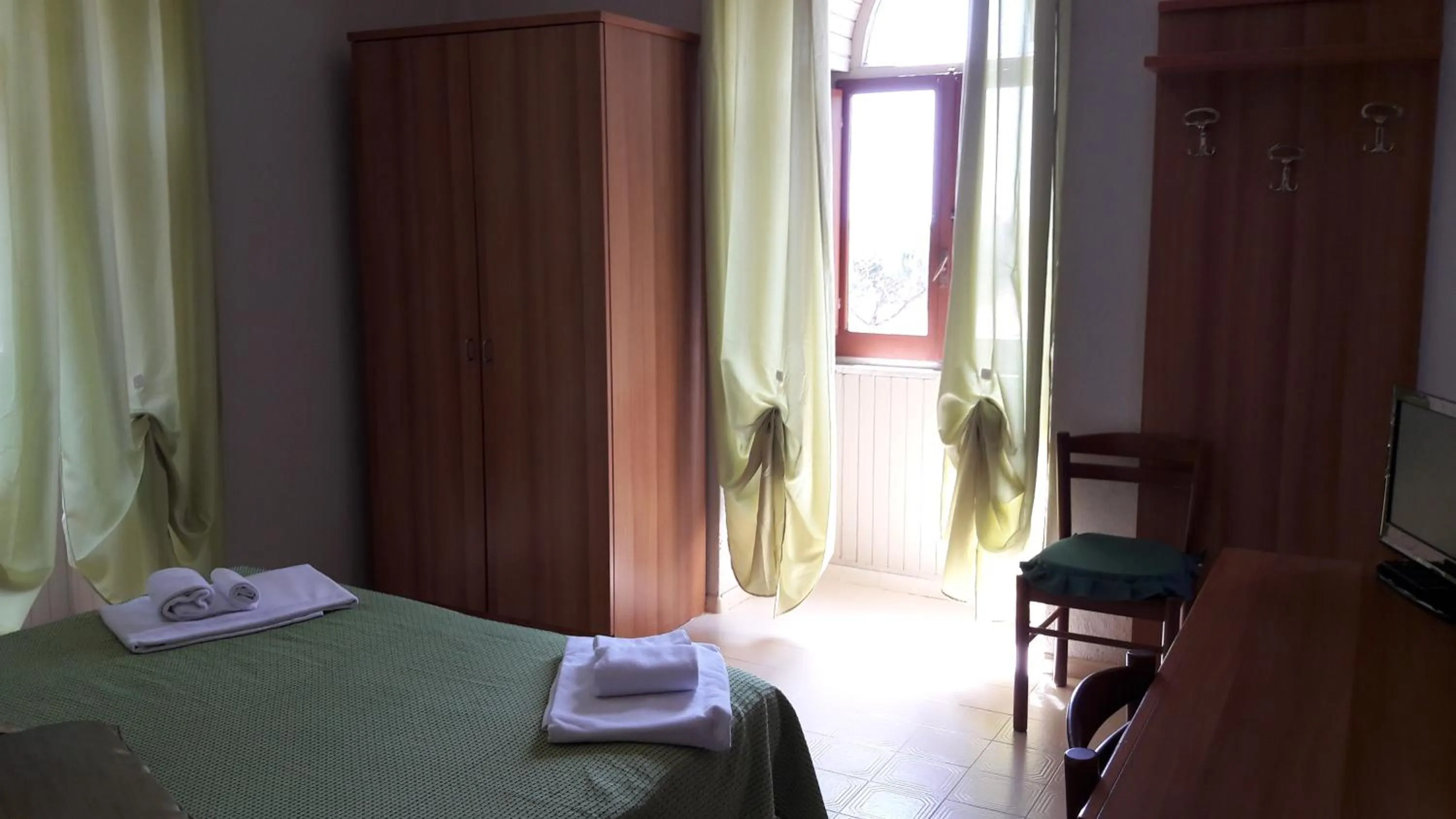 Bathroom, Bed in Hotel Residence Moneglia