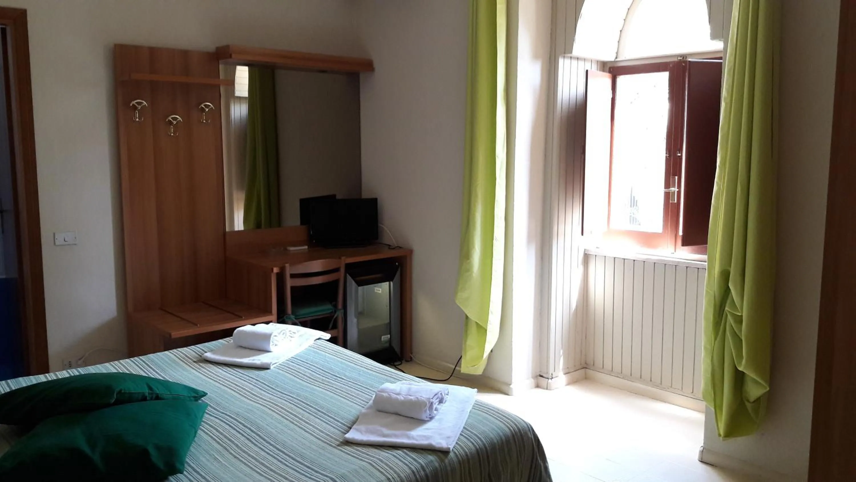 Bathroom, Bed in Hotel Residence Moneglia