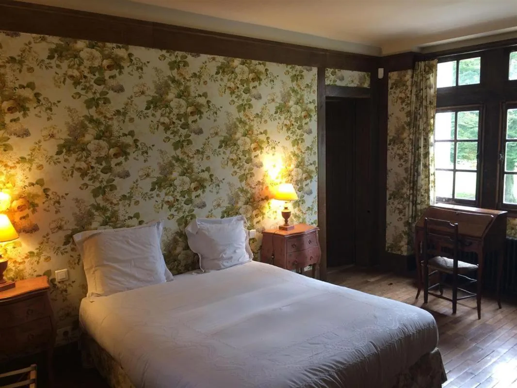 Bed in Le Manoir de Beaumarchais