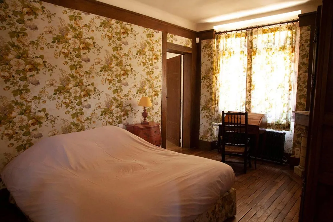 Bed in Le Manoir de Beaumarchais