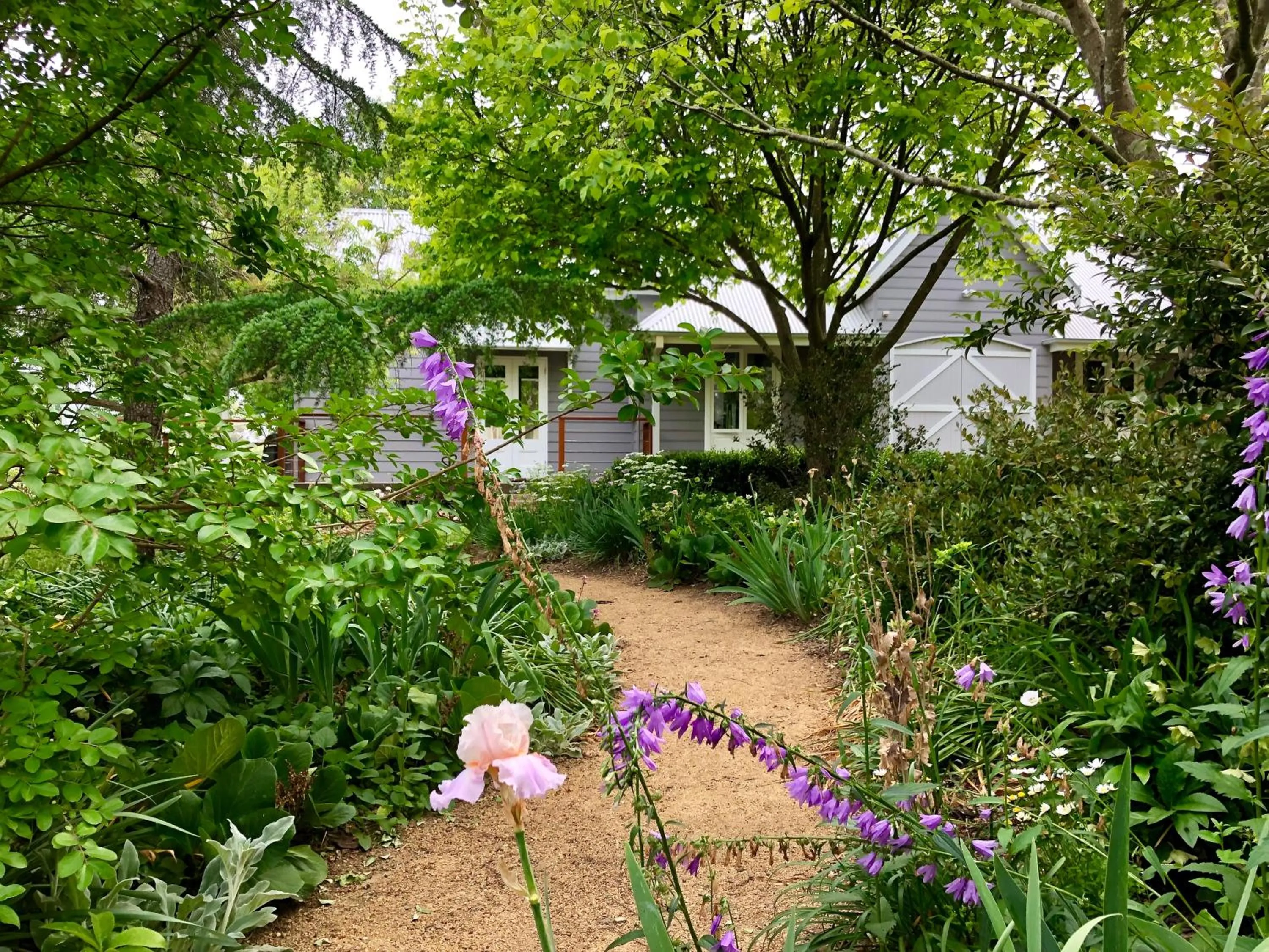 Chanticleer Gardens Barn cottage with a Pool