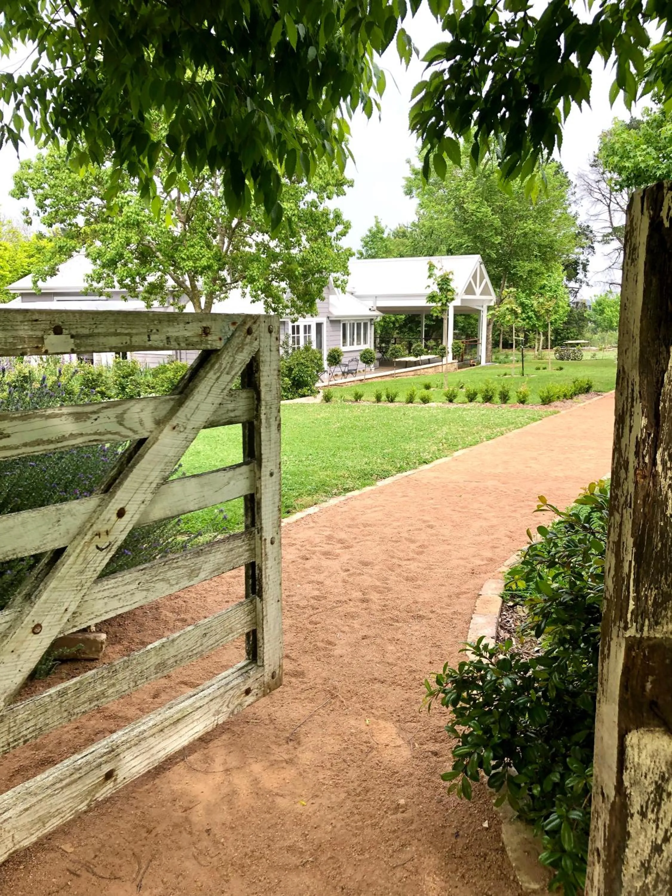 Chanticleer Gardens Barn cottage with a Pool