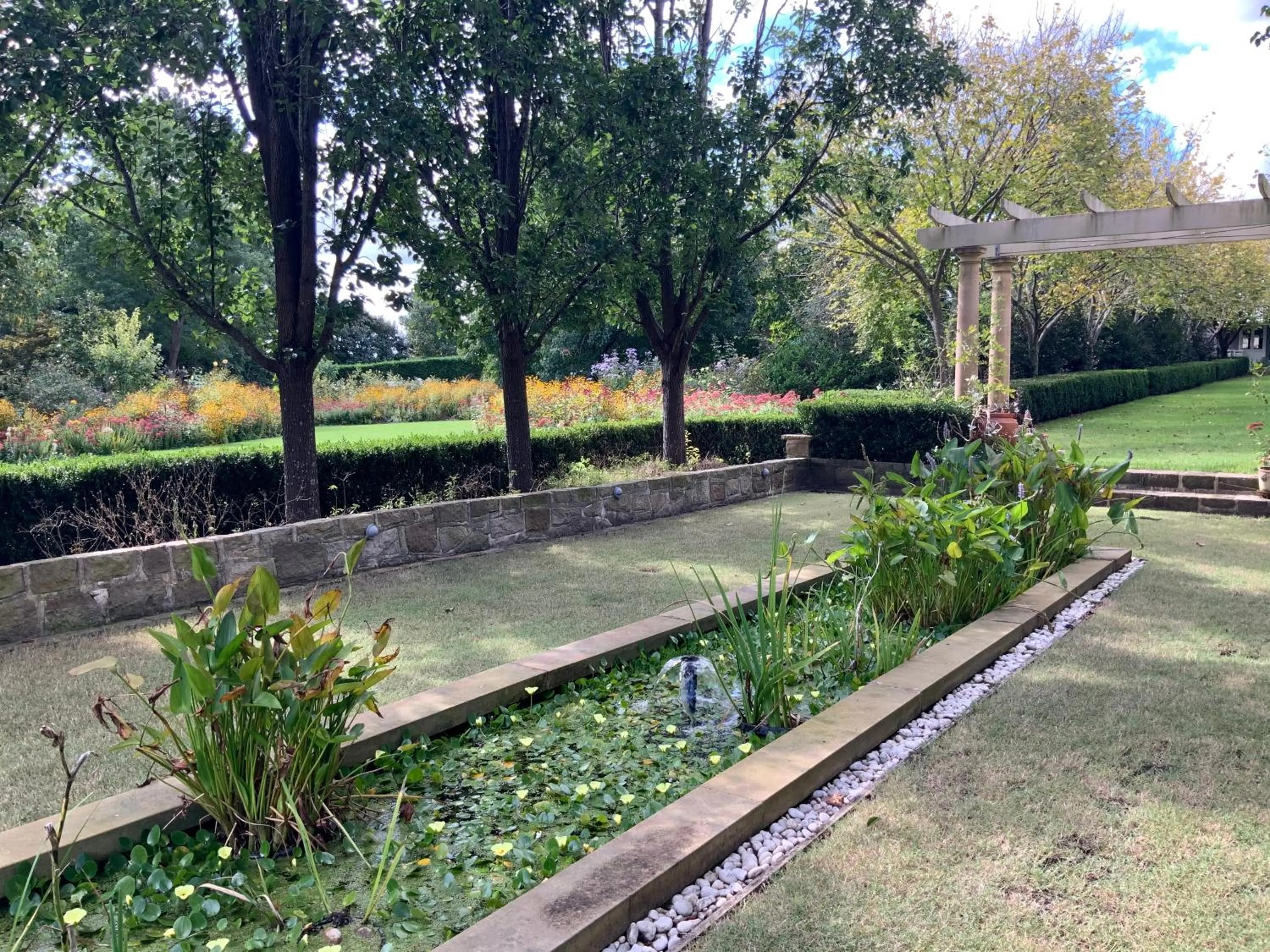 Chanticleer Gardens Barn cottage with a Pool