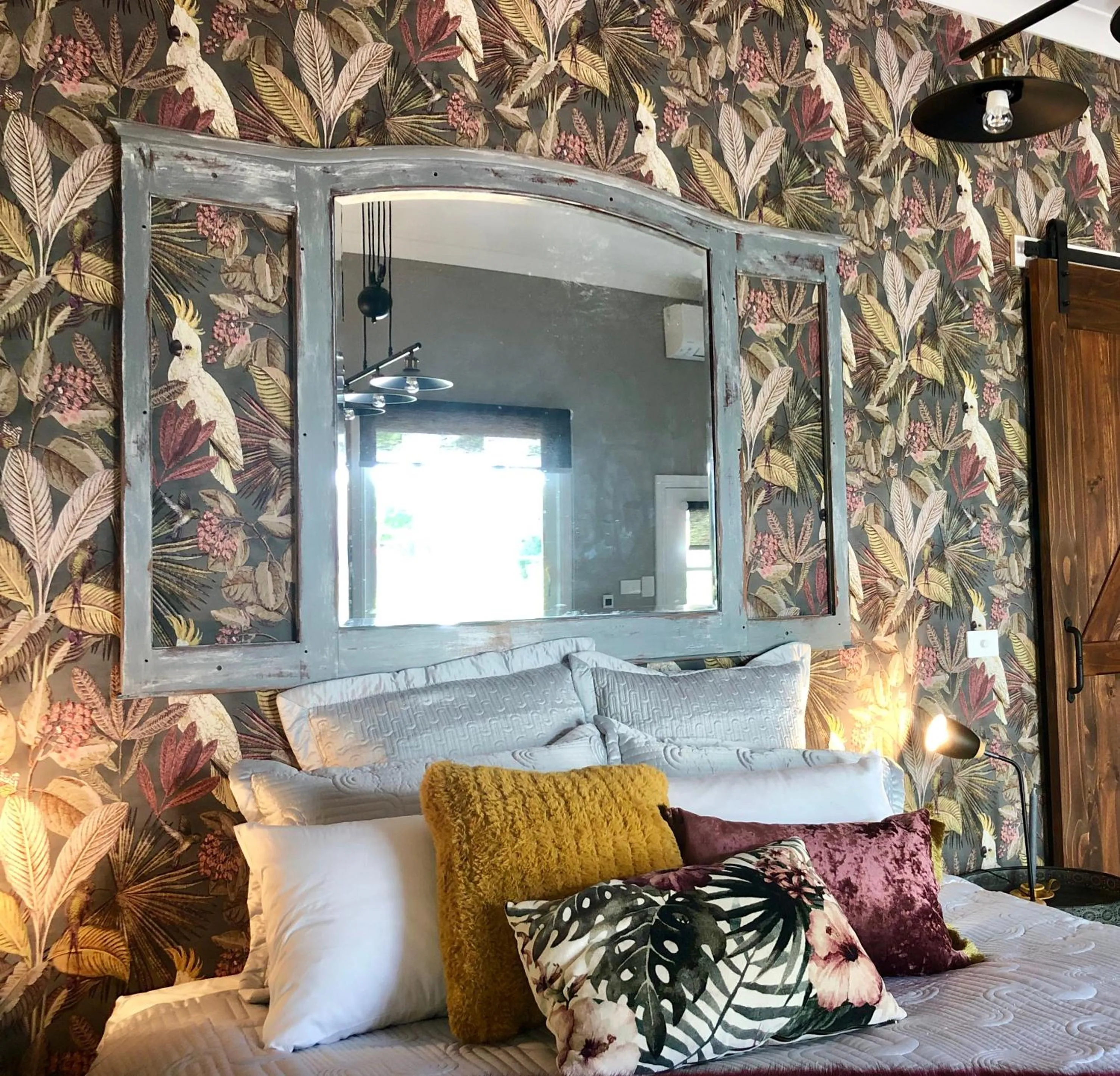 Chanticleer Gardens Barn cottage with a Pool