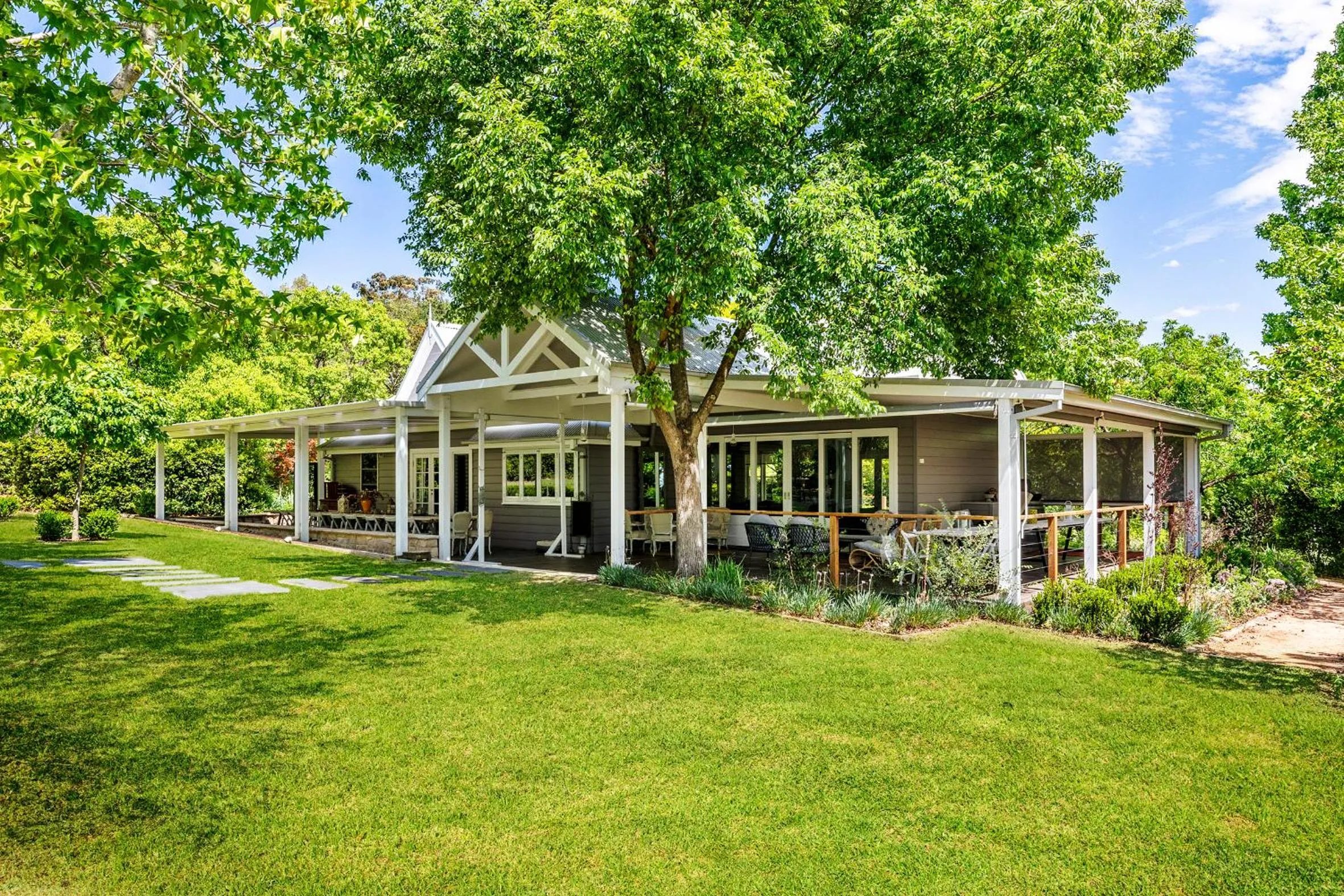 Property building in Chanticleer Gardens Barn cottage with a Pool