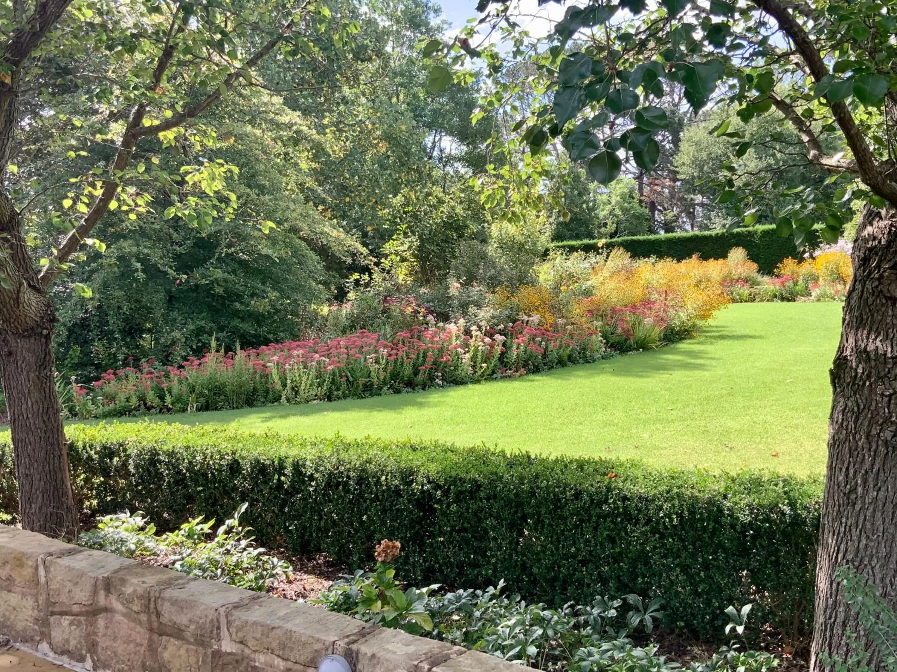 Chanticleer Gardens Barn cottage with a Pool