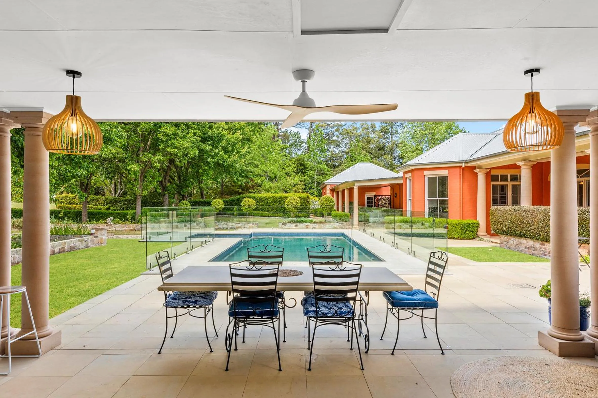 Chanticleer Gardens Barn cottage with a Pool