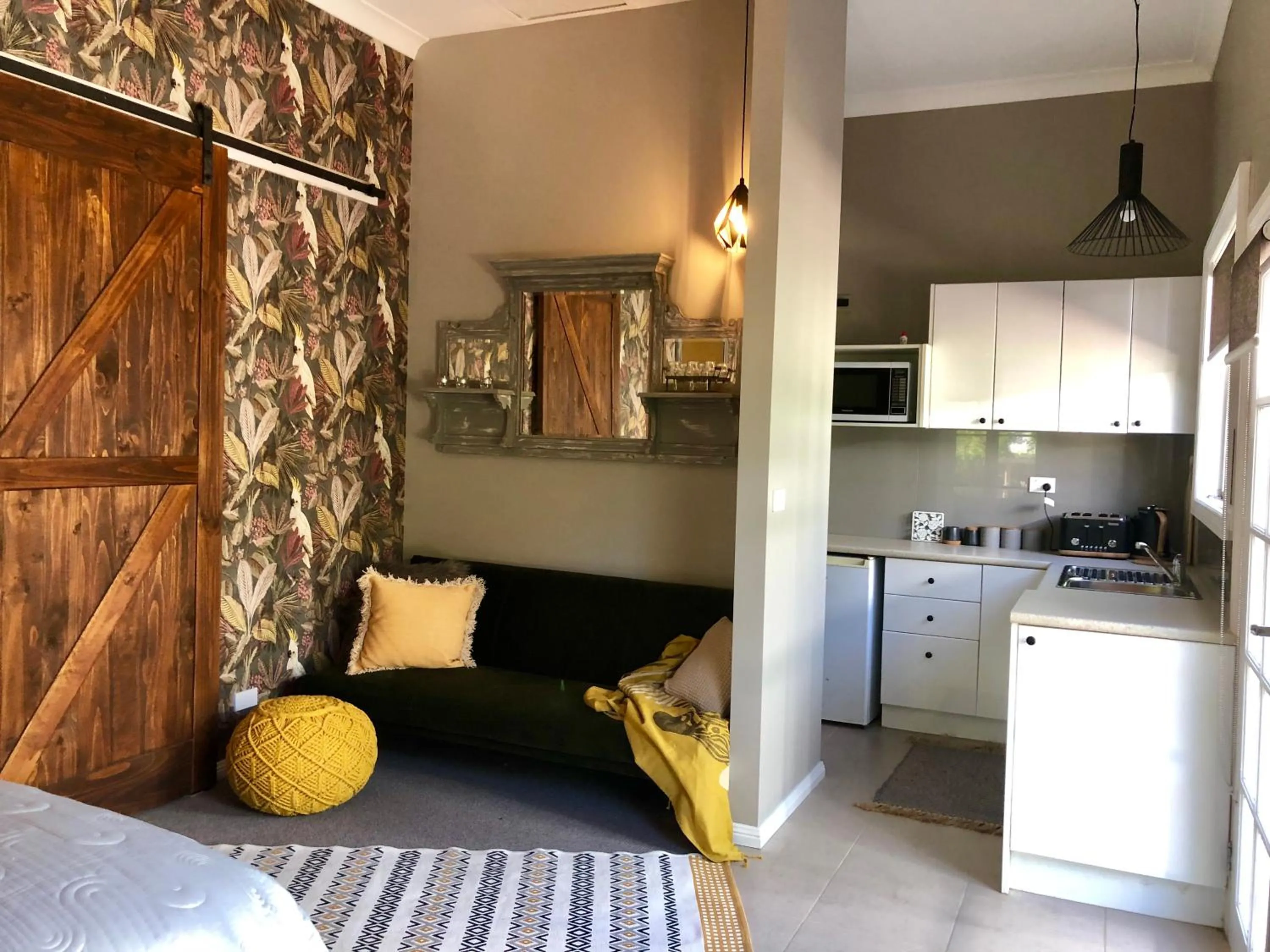 Kitchen or kitchenette in Chanticleer Gardens Barn cottage with a Pool