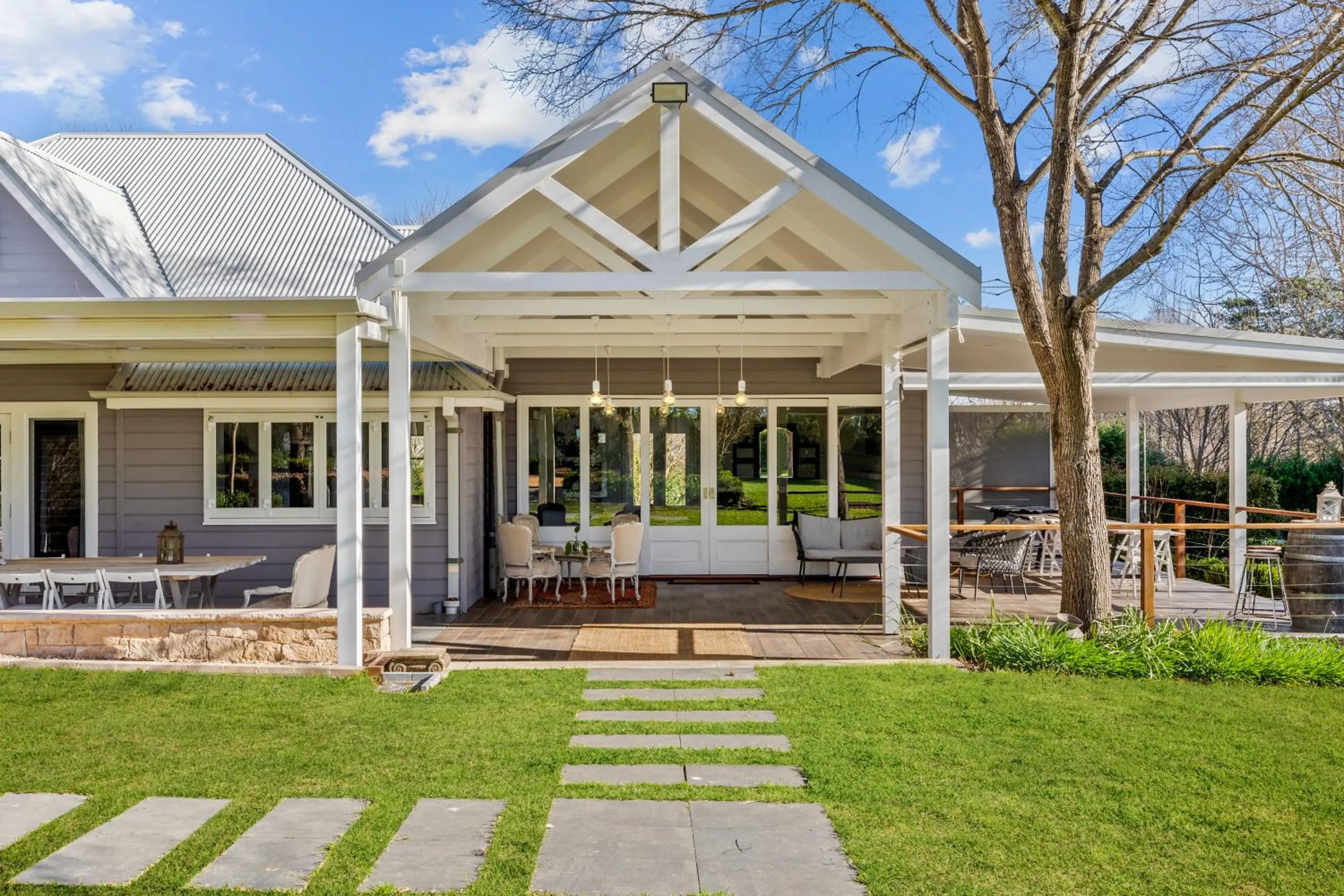 Chanticleer Gardens Barn cottage with a Pool