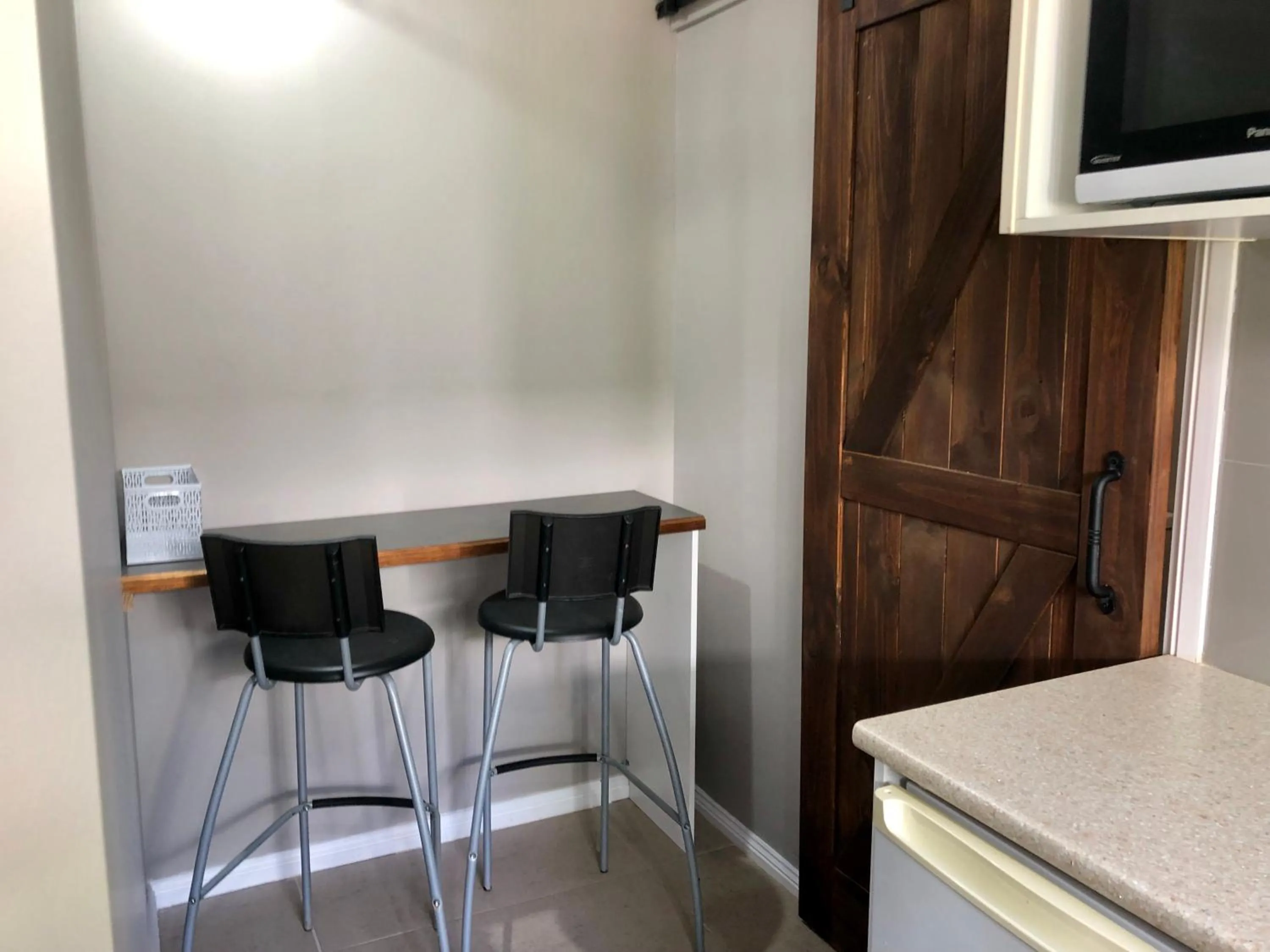Dining area in Chanticleer Gardens Barn cottage with a Pool