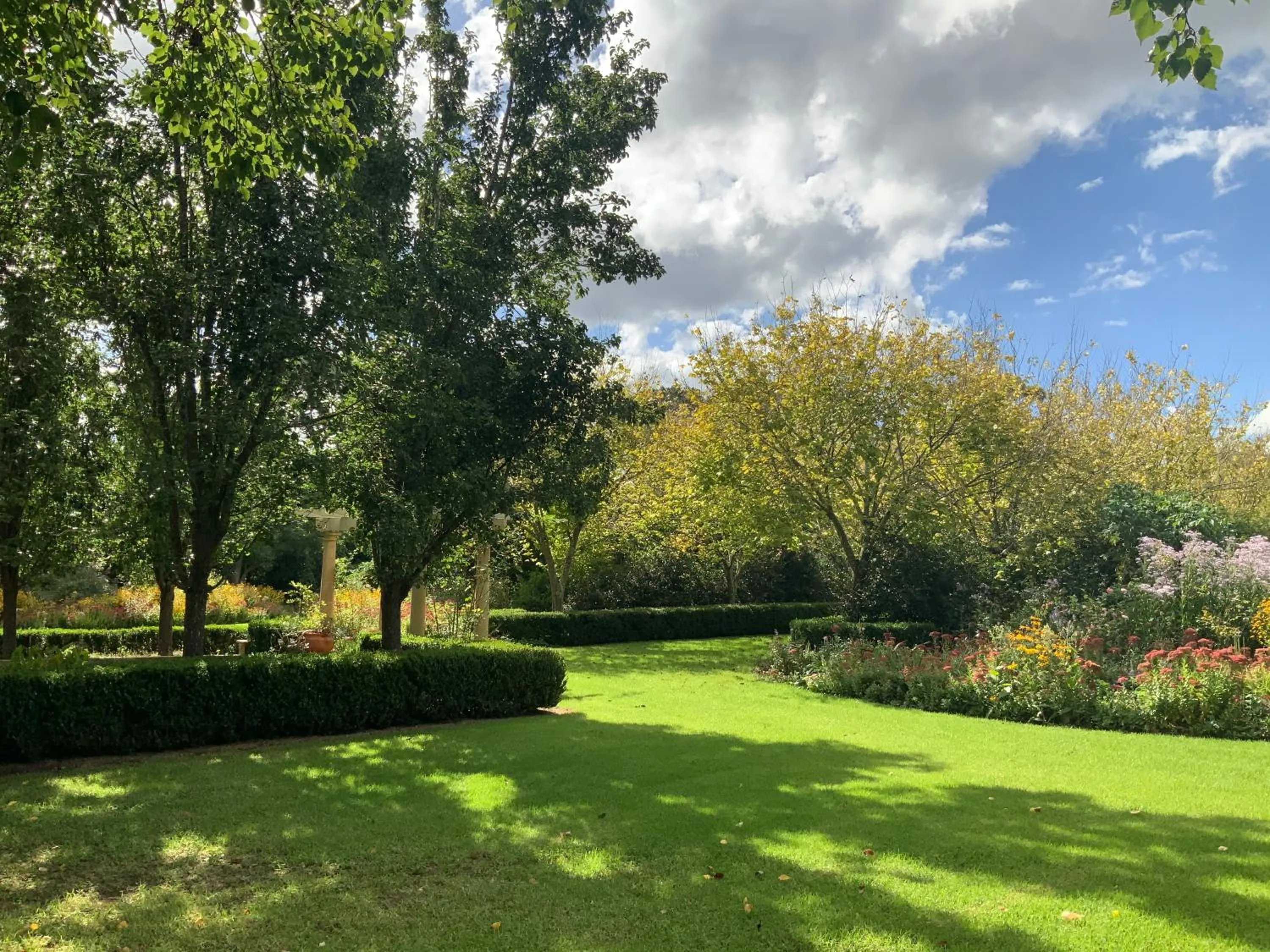 Chanticleer Gardens Barn cottage with a Pool