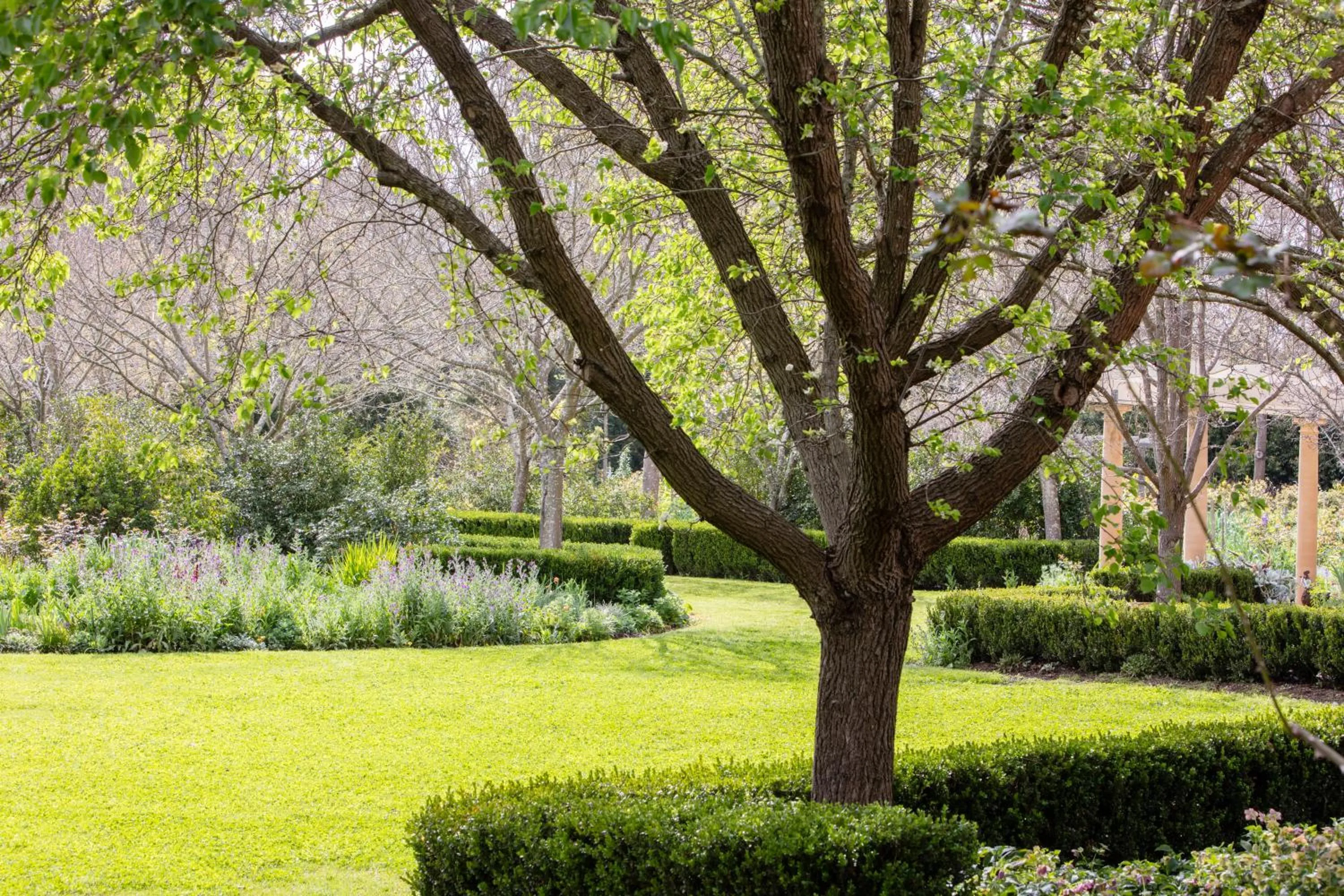 Chanticleer Gardens Barn cottage with a Pool