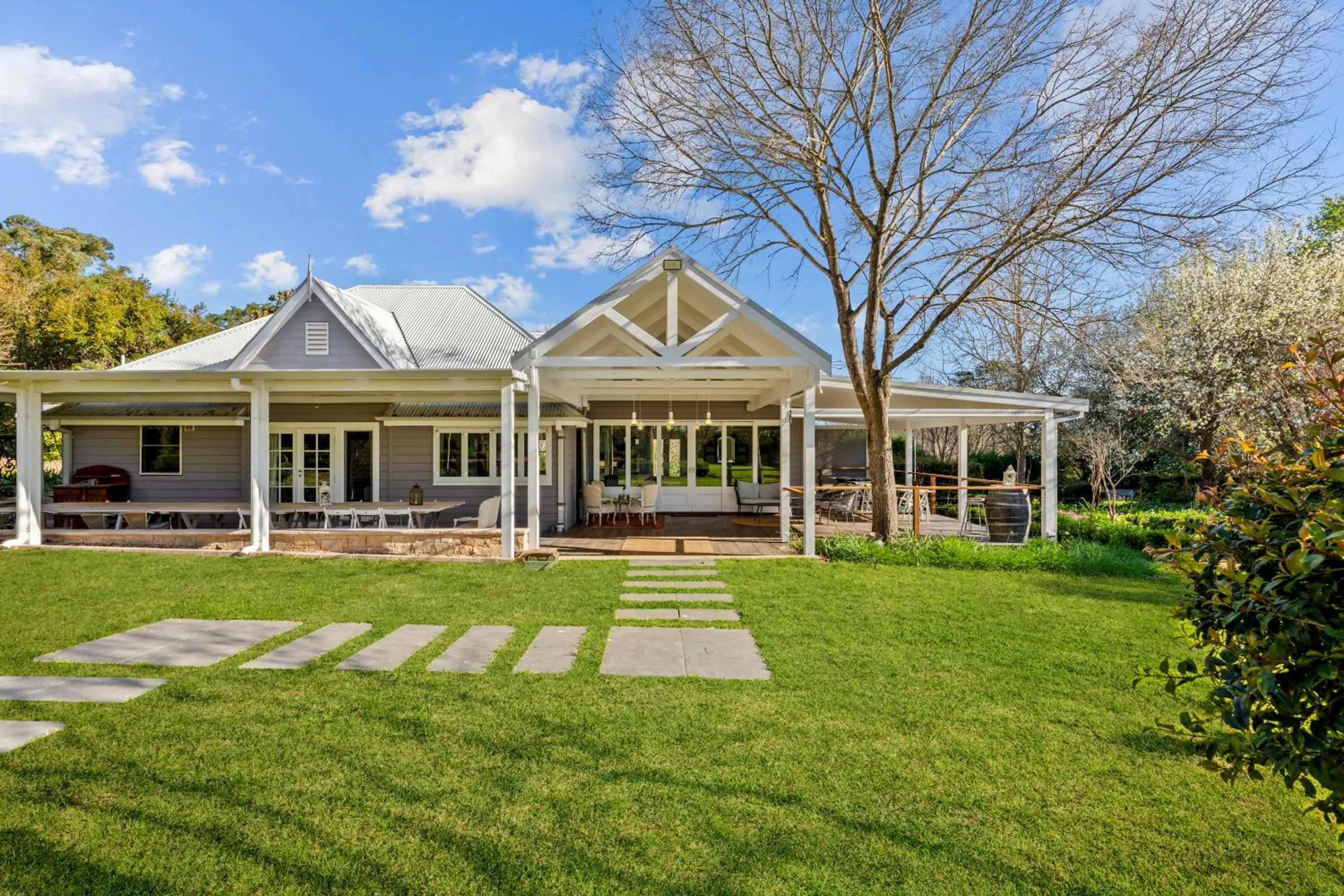 Chanticleer Gardens Barn cottage with a Pool