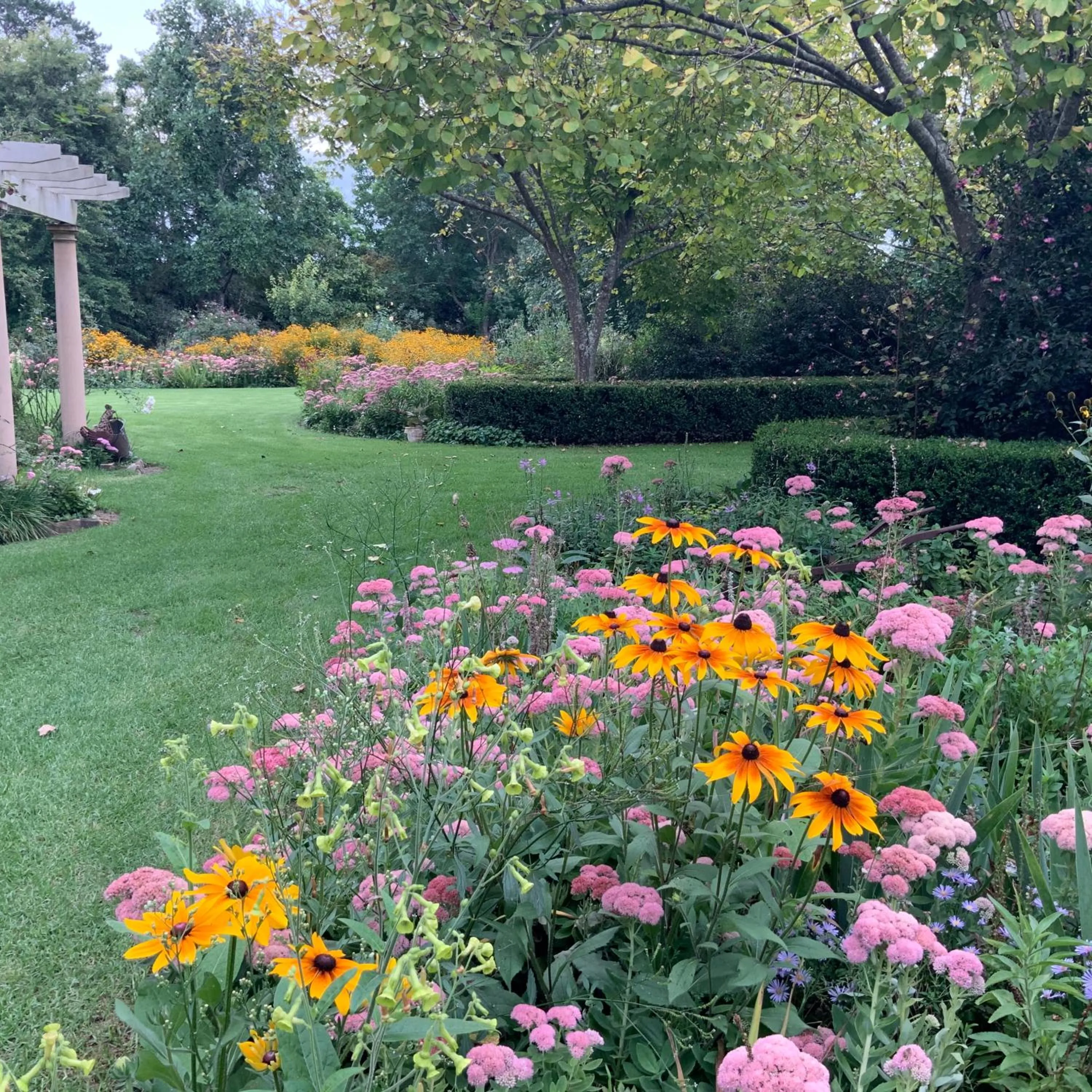 Chanticleer Gardens Barn cottage with a Pool