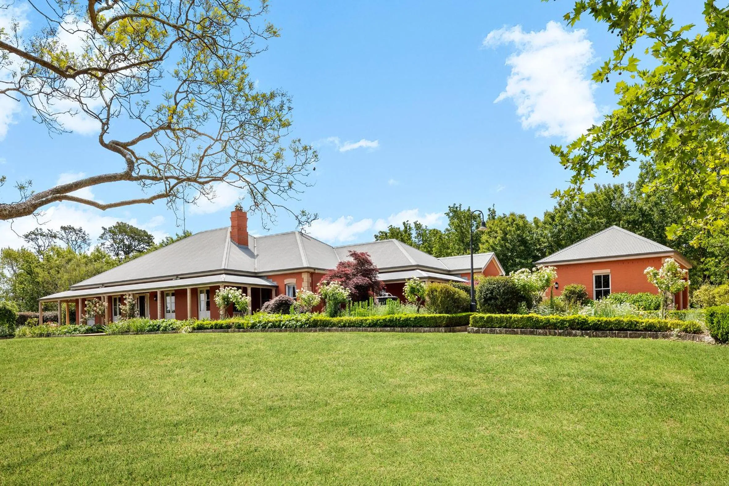 Chanticleer Gardens Barn cottage with a Pool