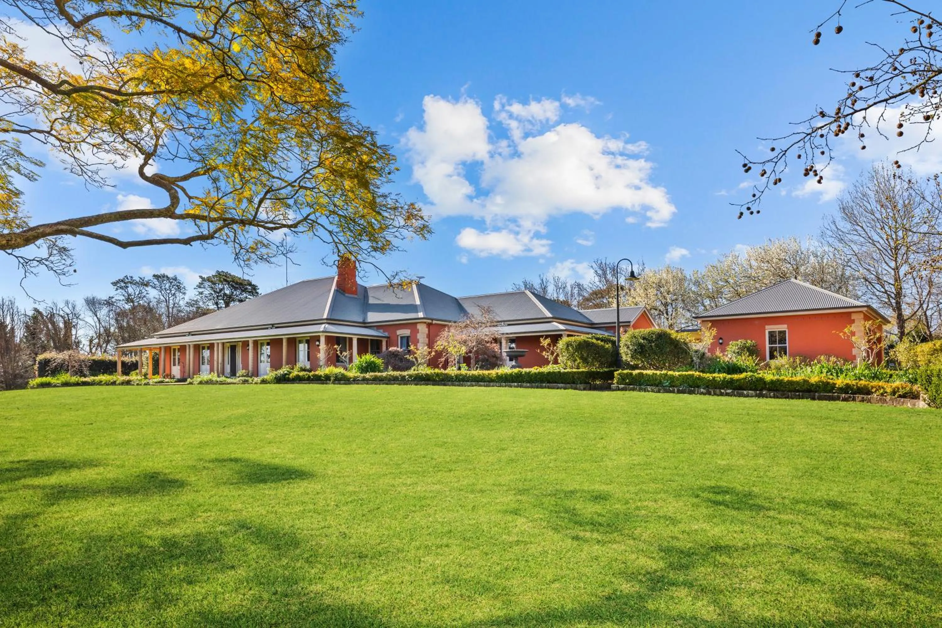 Property building in Chanticleer Gardens Barn cottage with a Pool