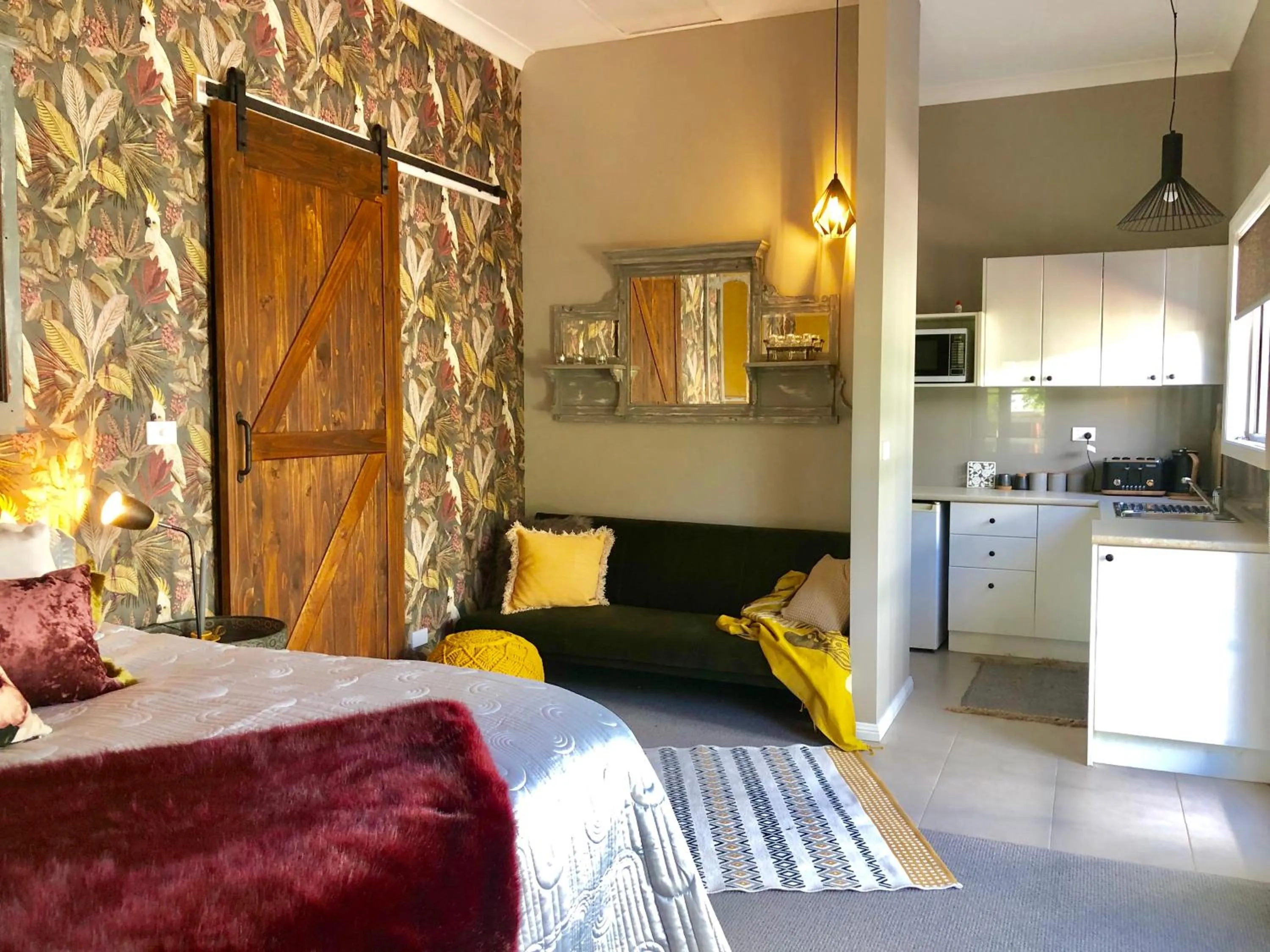 Bed in Chanticleer Gardens Barn cottage with a Pool