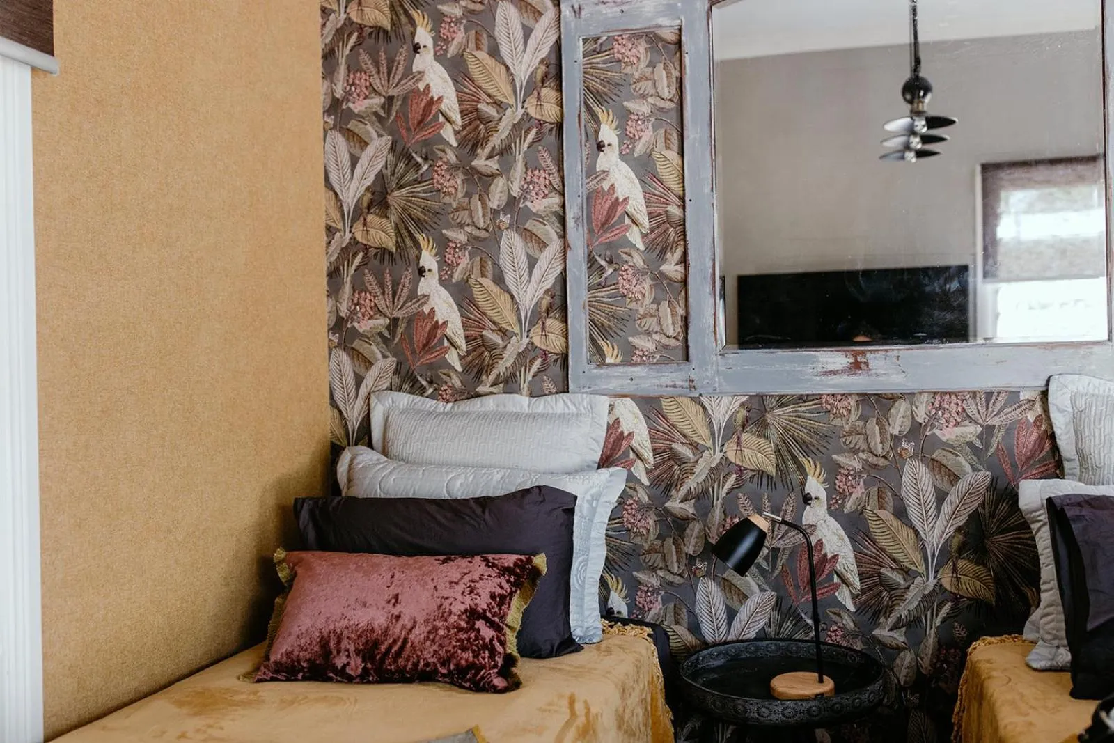 Chanticleer Gardens Barn cottage with a Pool