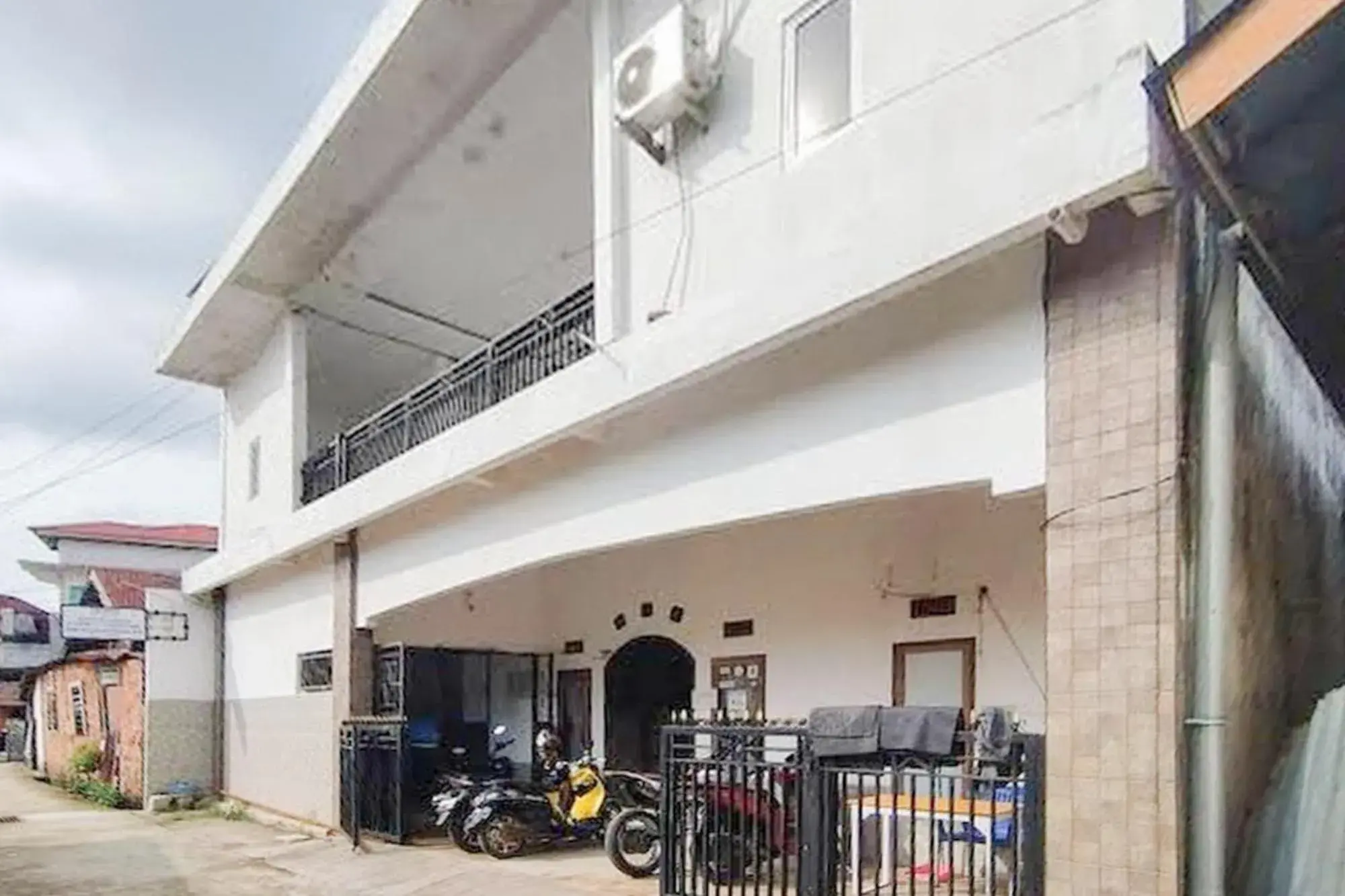 Facade/entrance in Wisma Hiro Pertiwi Facade/entrance in Wisma Hiro Pertiwi