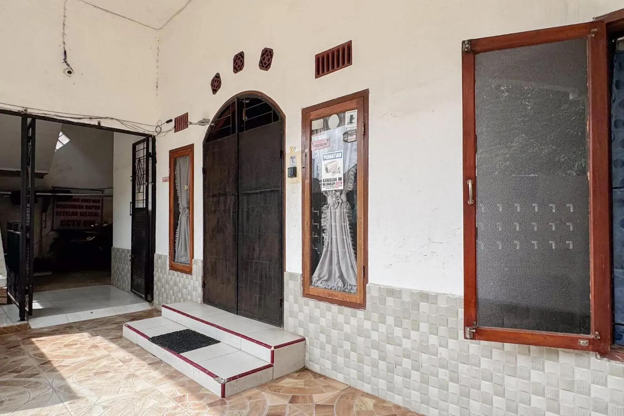 Facade/entrance in Wisma Hiro Pertiwi Facade/entrance in Wisma Hiro Pertiwi