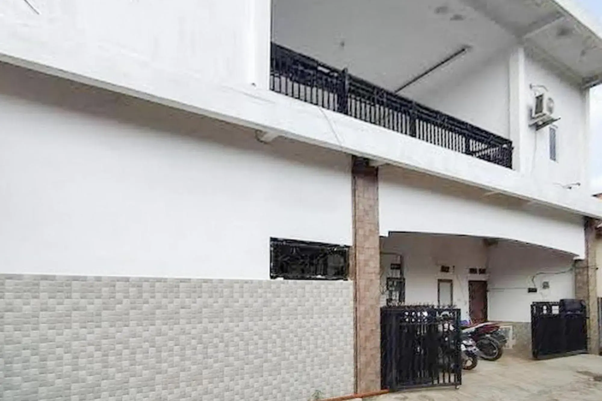 Facade/entrance in Wisma Hiro Pertiwi Facade/entrance in Wisma Hiro Pertiwi