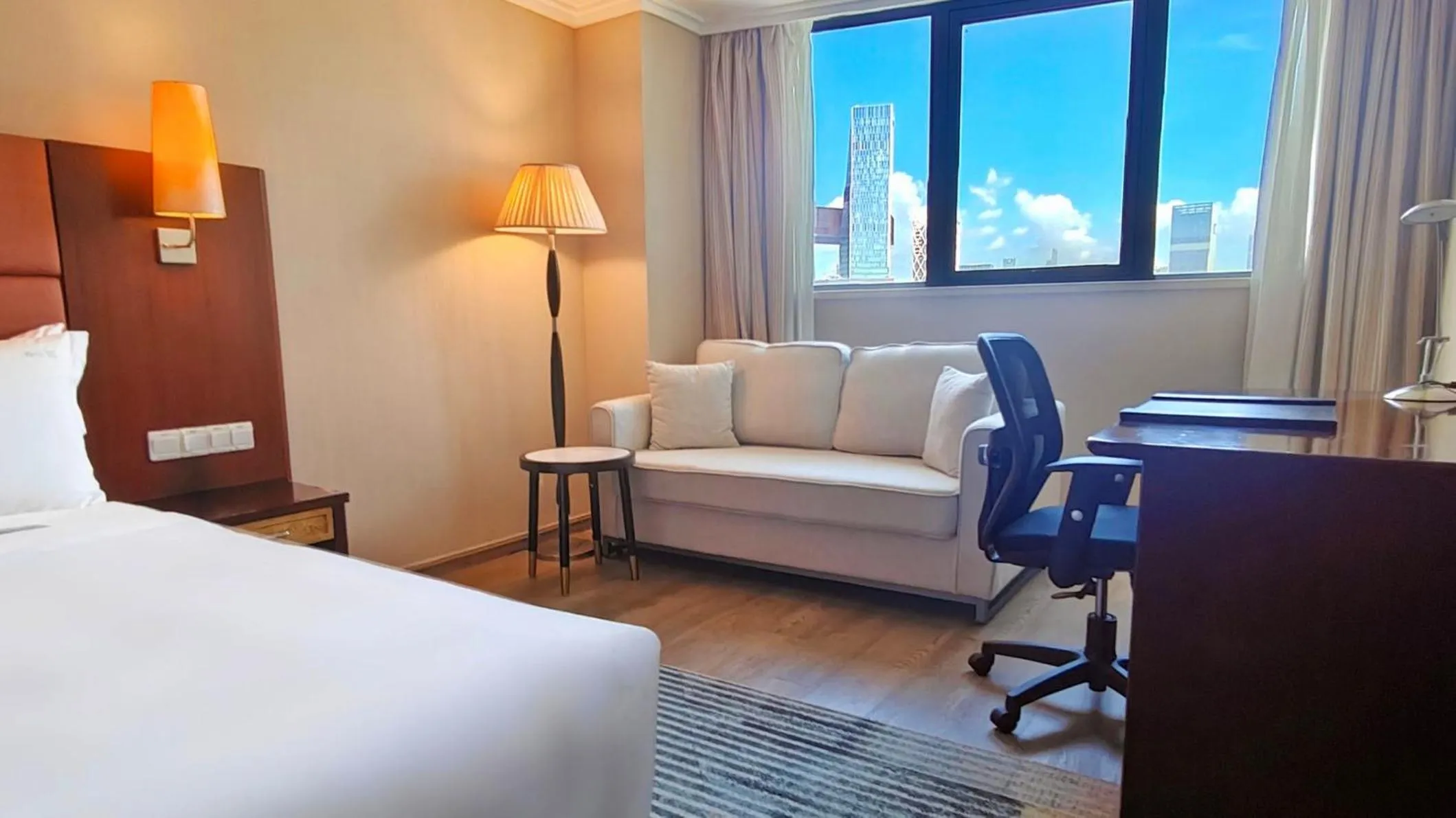 Photo of the whole room, Bed in Holiday Inn Shenzhen Donghua by IHG