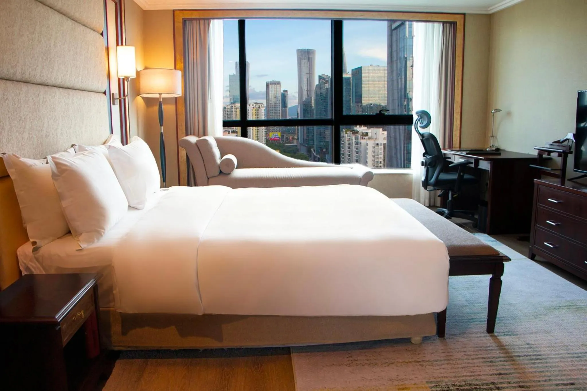 Photo of the whole room, Bed in Holiday Inn Shenzhen Donghua by IHG