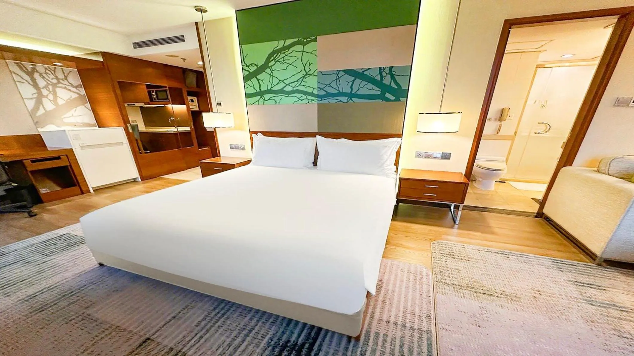 Photo of the whole room, Bed in Holiday Inn Shenzhen Donghua by IHG