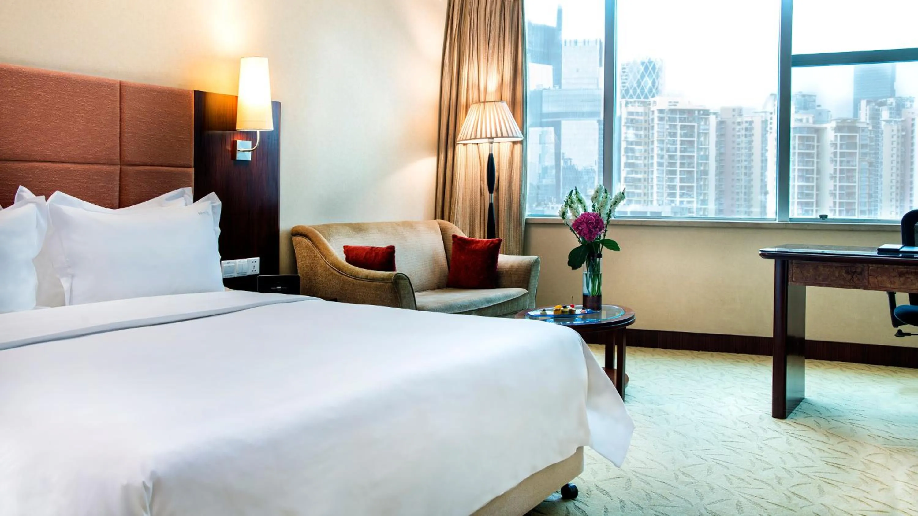 Photo of the whole room, Bed in Holiday Inn Shenzhen Donghua by IHG