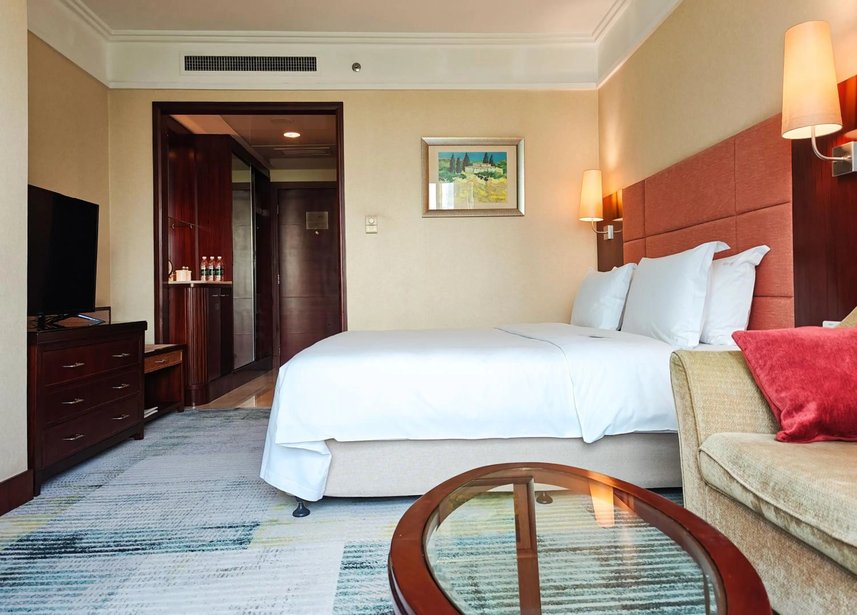 Bed in Holiday Inn Shenzhen Donghua by IHG