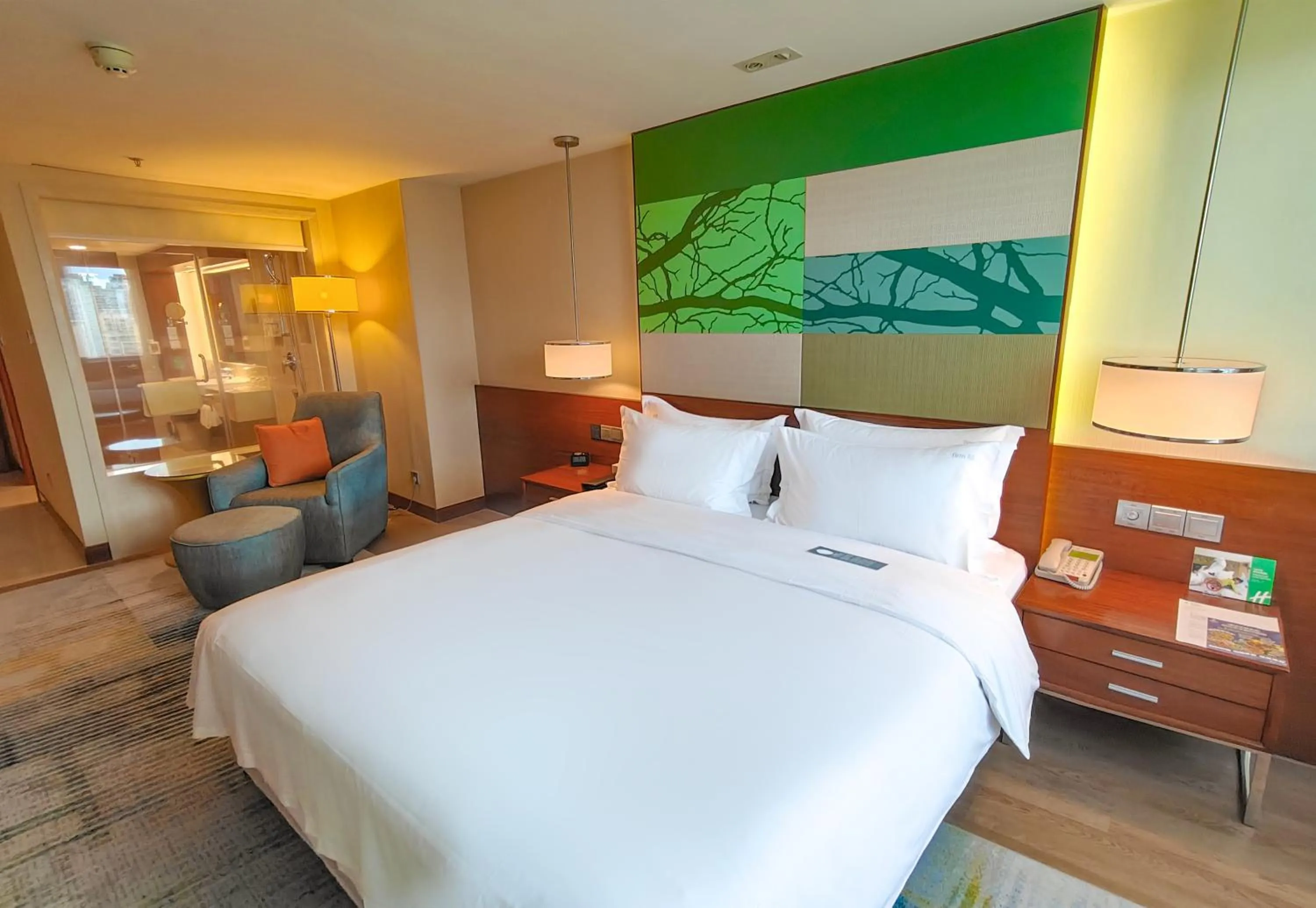 Bed in Holiday Inn Shenzhen Donghua by IHG