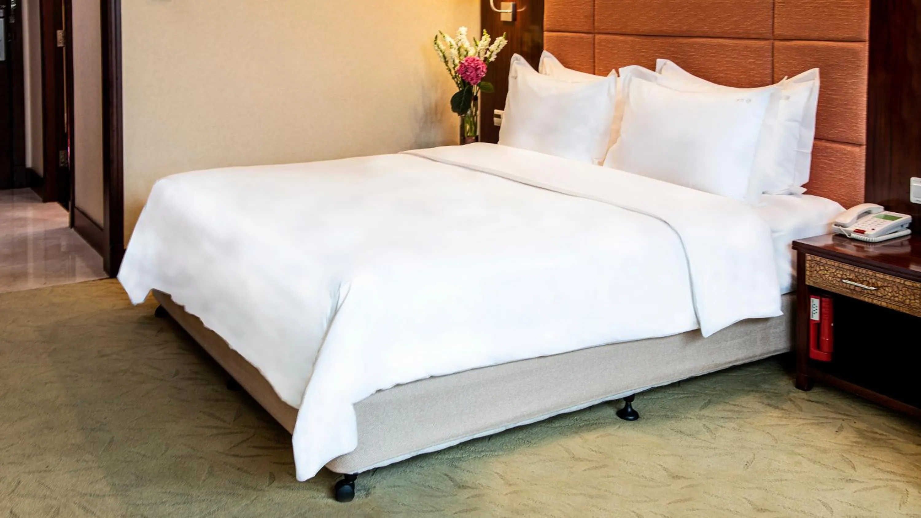 Photo of the whole room, Bed in Holiday Inn Shenzhen Donghua by IHG