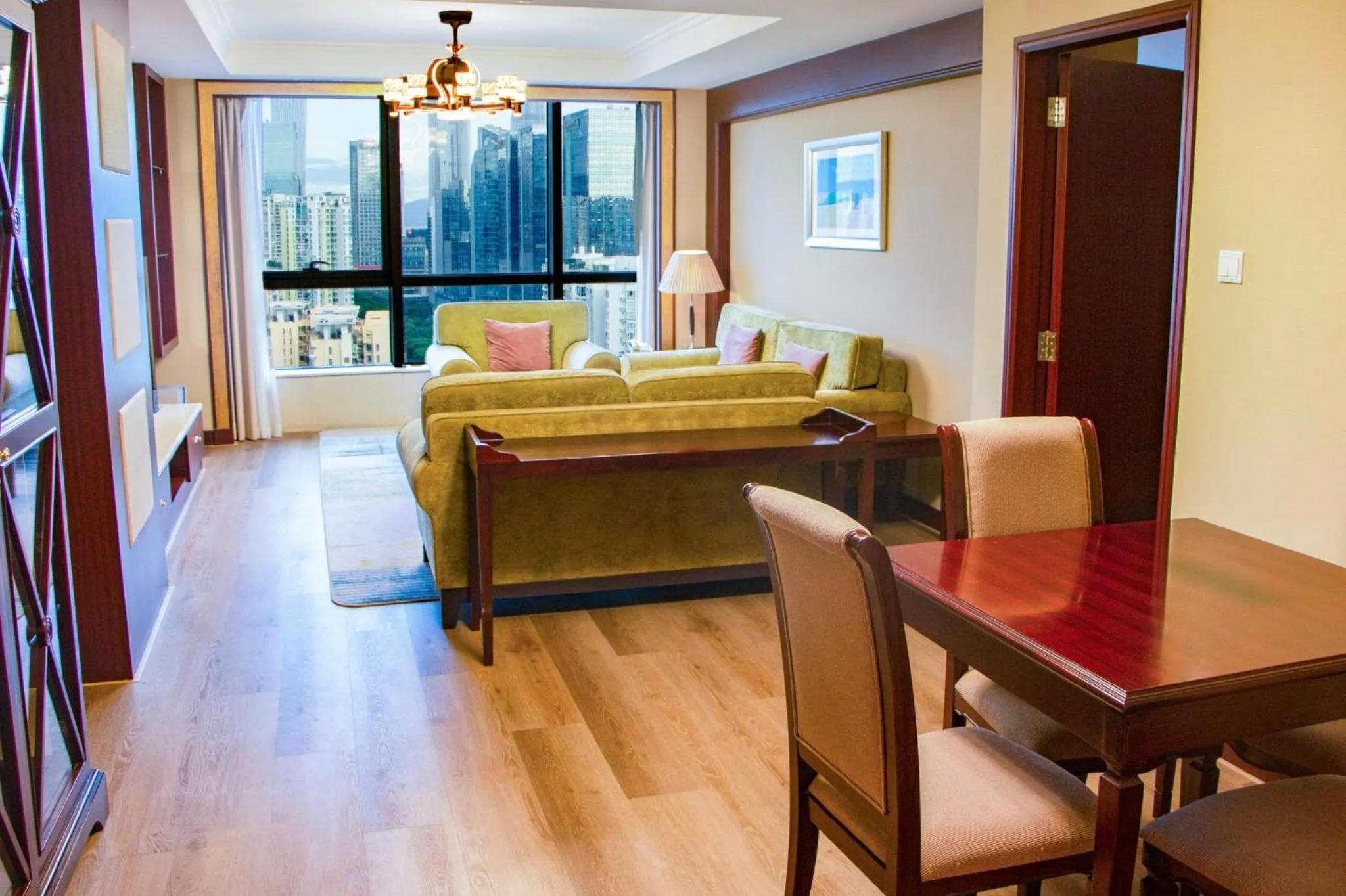 Photo of the whole room, Bed in Holiday Inn Shenzhen Donghua by IHG