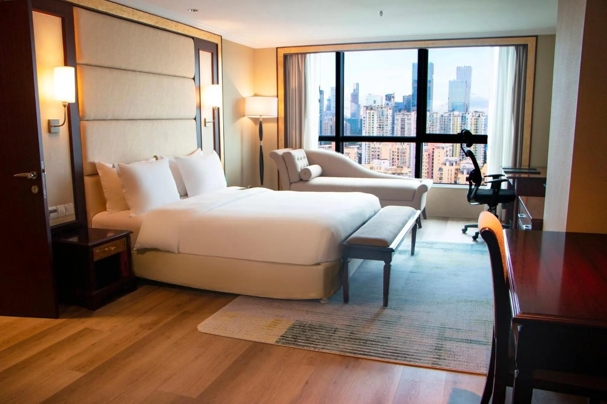 Photo of the whole room, Bed in Holiday Inn Shenzhen Donghua by IHG