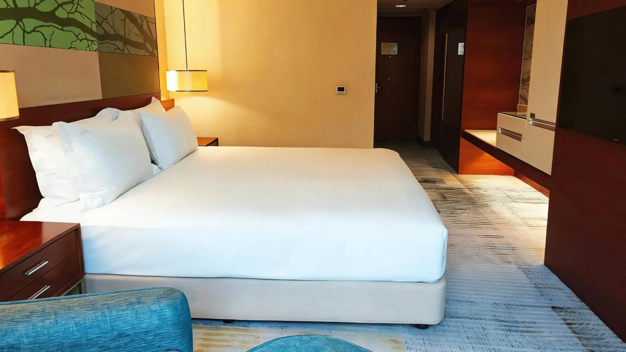 Photo of the whole room, Bed in Holiday Inn Shenzhen Donghua by IHG