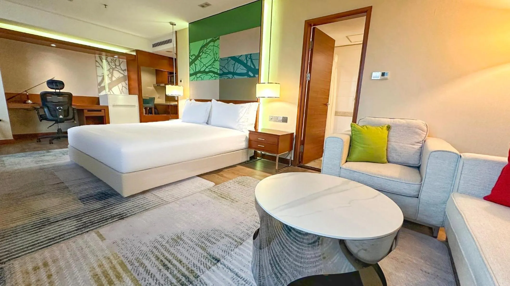 Photo of the whole room, Bed in Holiday Inn Shenzhen Donghua by IHG