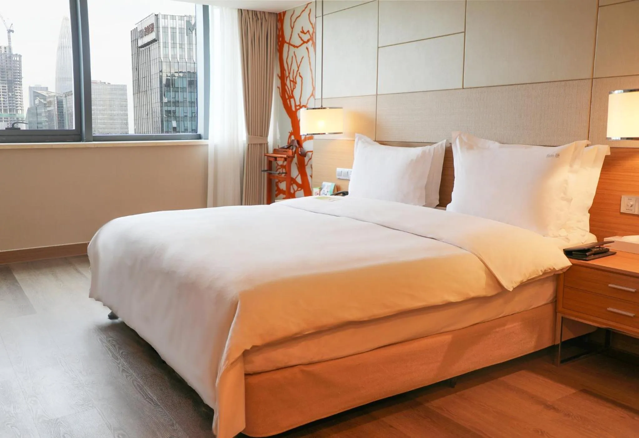 Photo of the whole room, Bed in Holiday Inn Shenzhen Donghua by IHG
