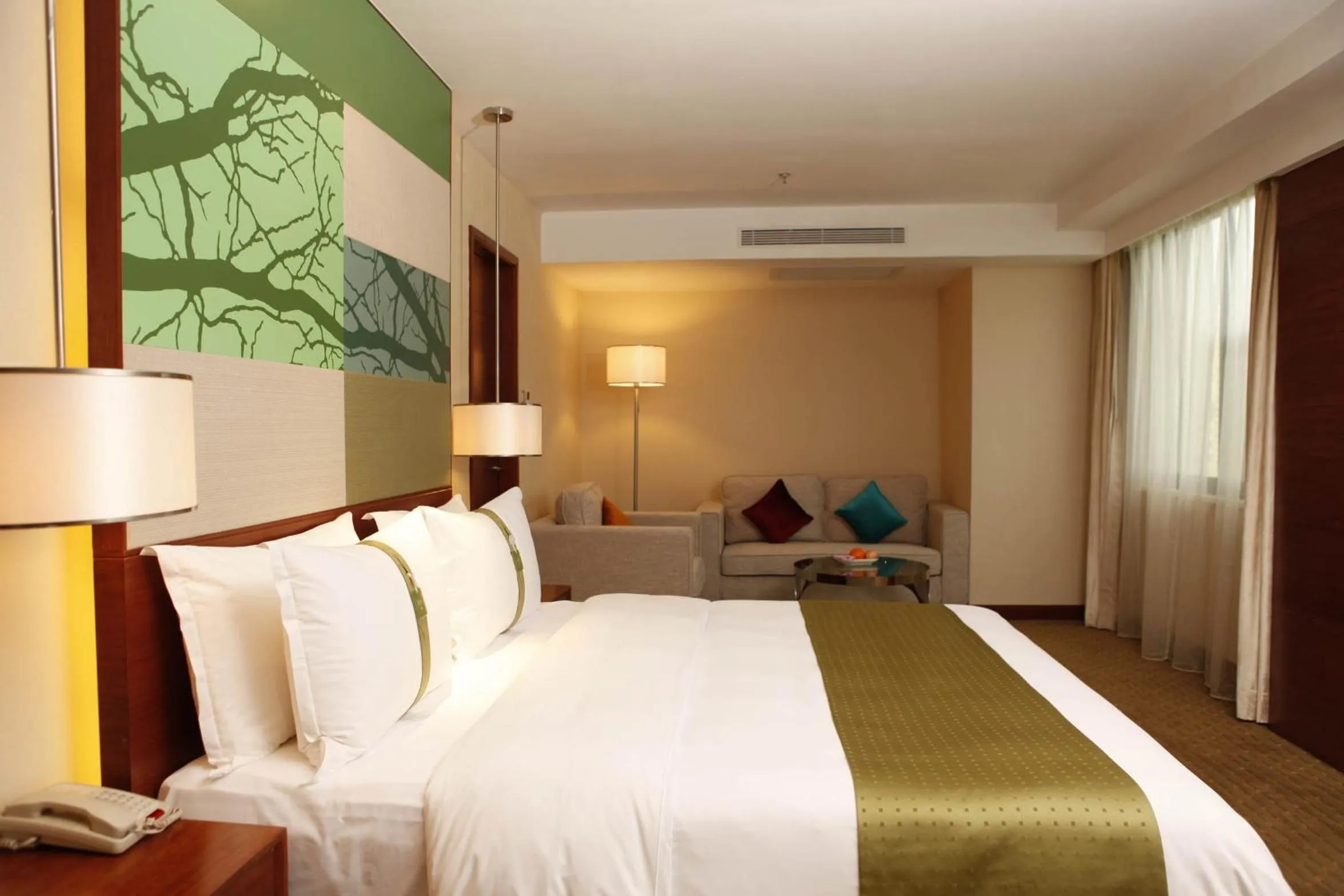 Photo of the whole room, Bed in Holiday Inn Shenzhen Donghua by IHG