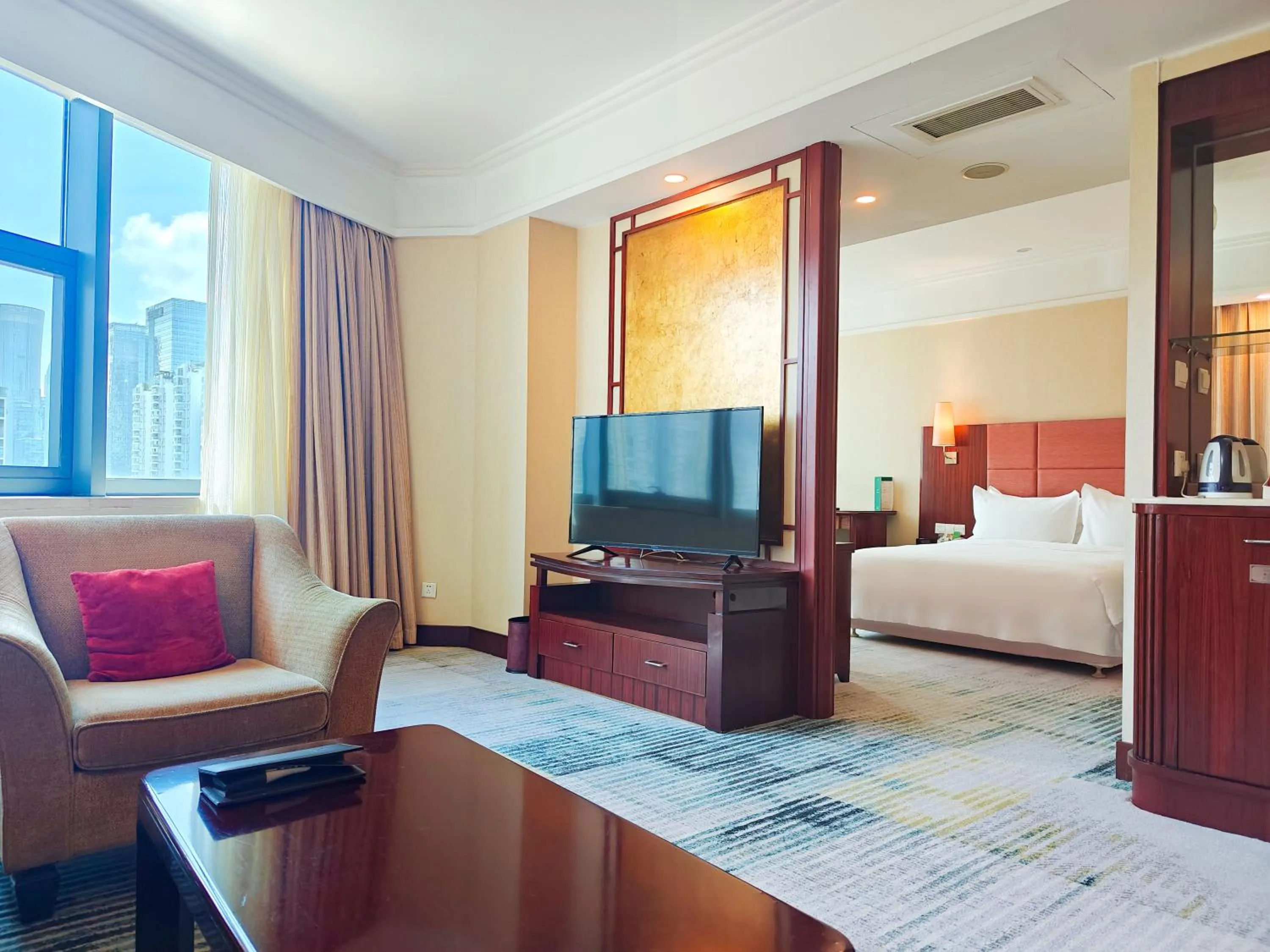 Bed in Holiday Inn Shenzhen Donghua by IHG