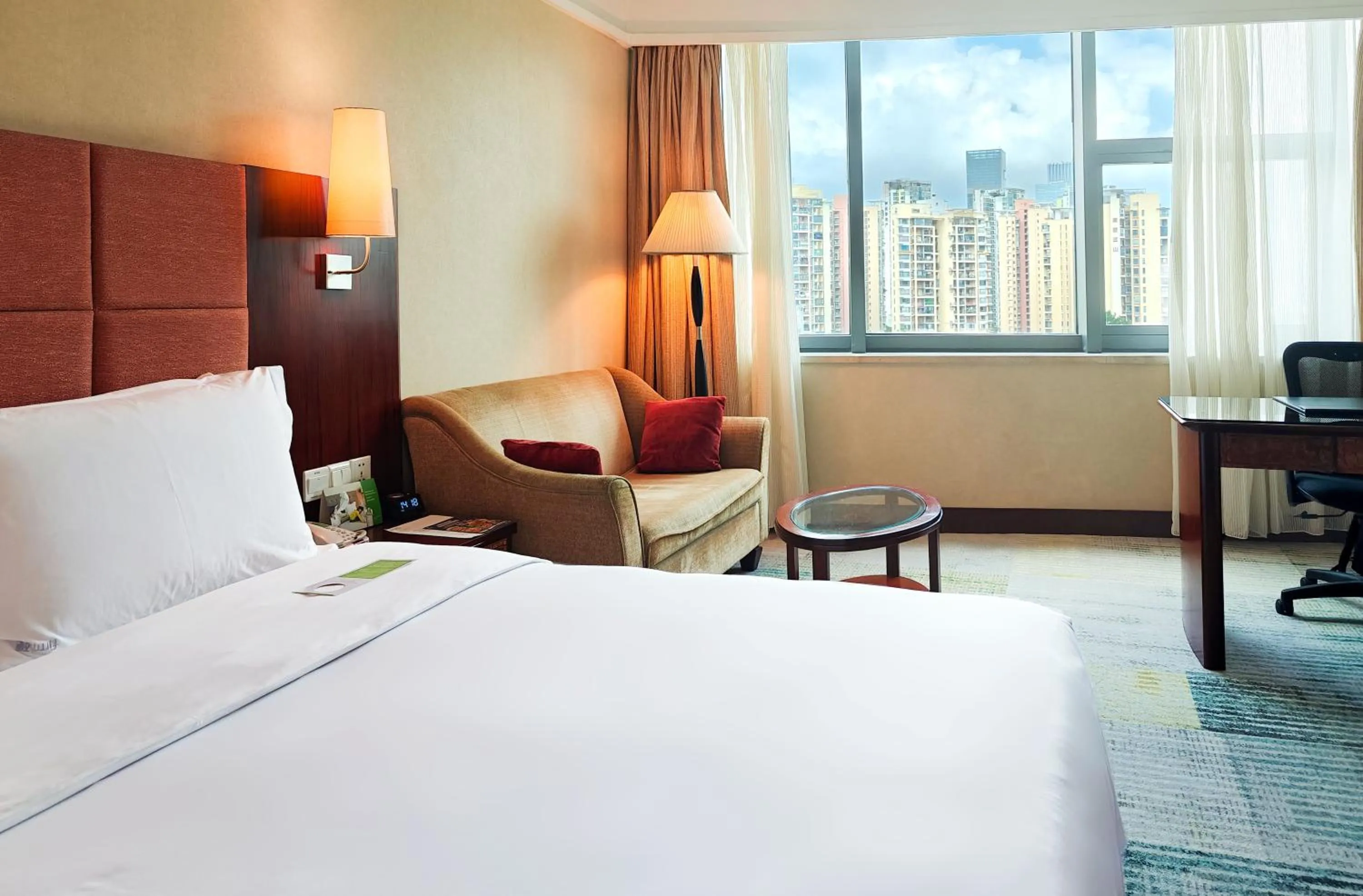 Bed in Holiday Inn Shenzhen Donghua by IHG