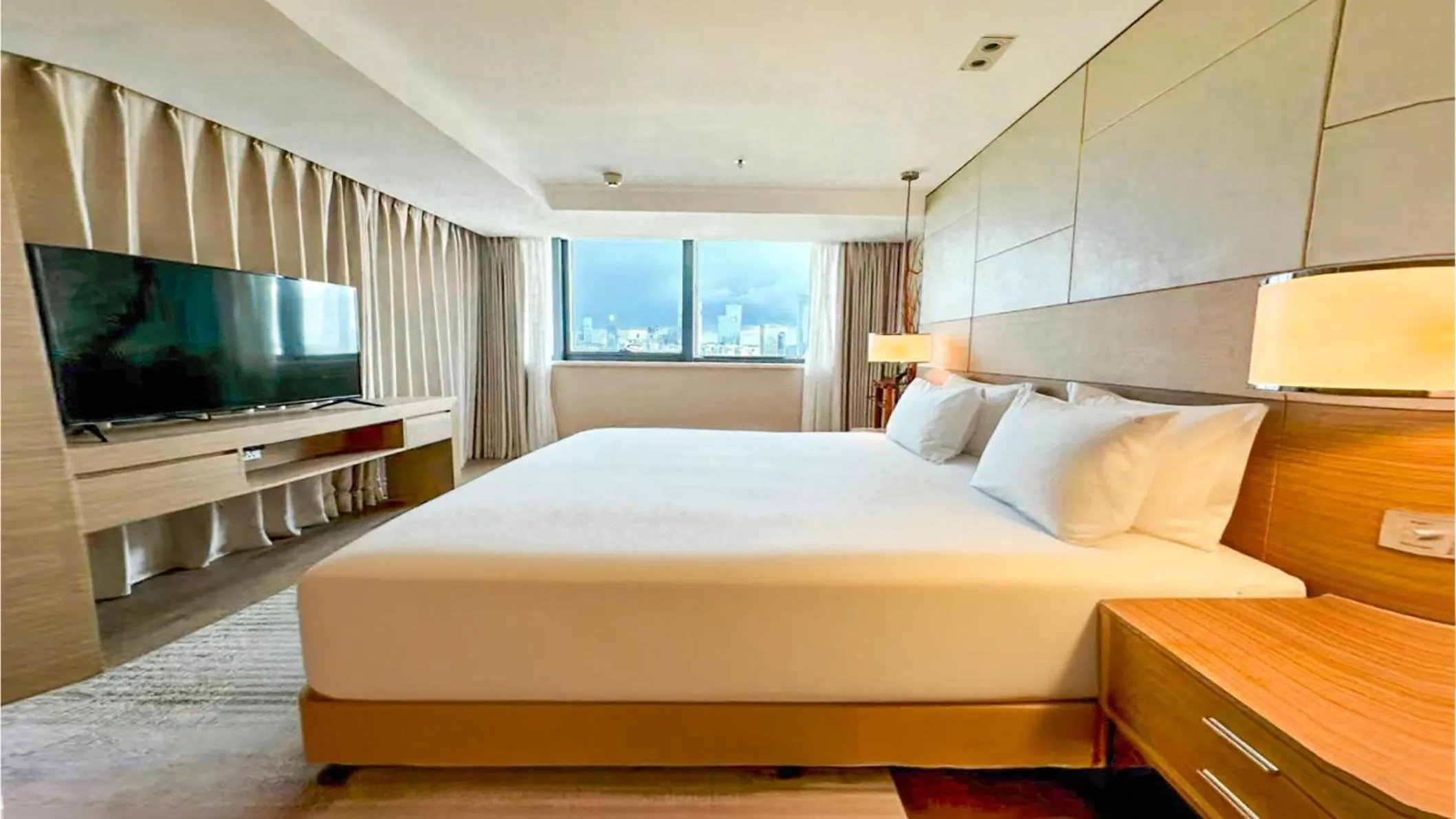 Photo of the whole room, Bed in Holiday Inn Shenzhen Donghua by IHG