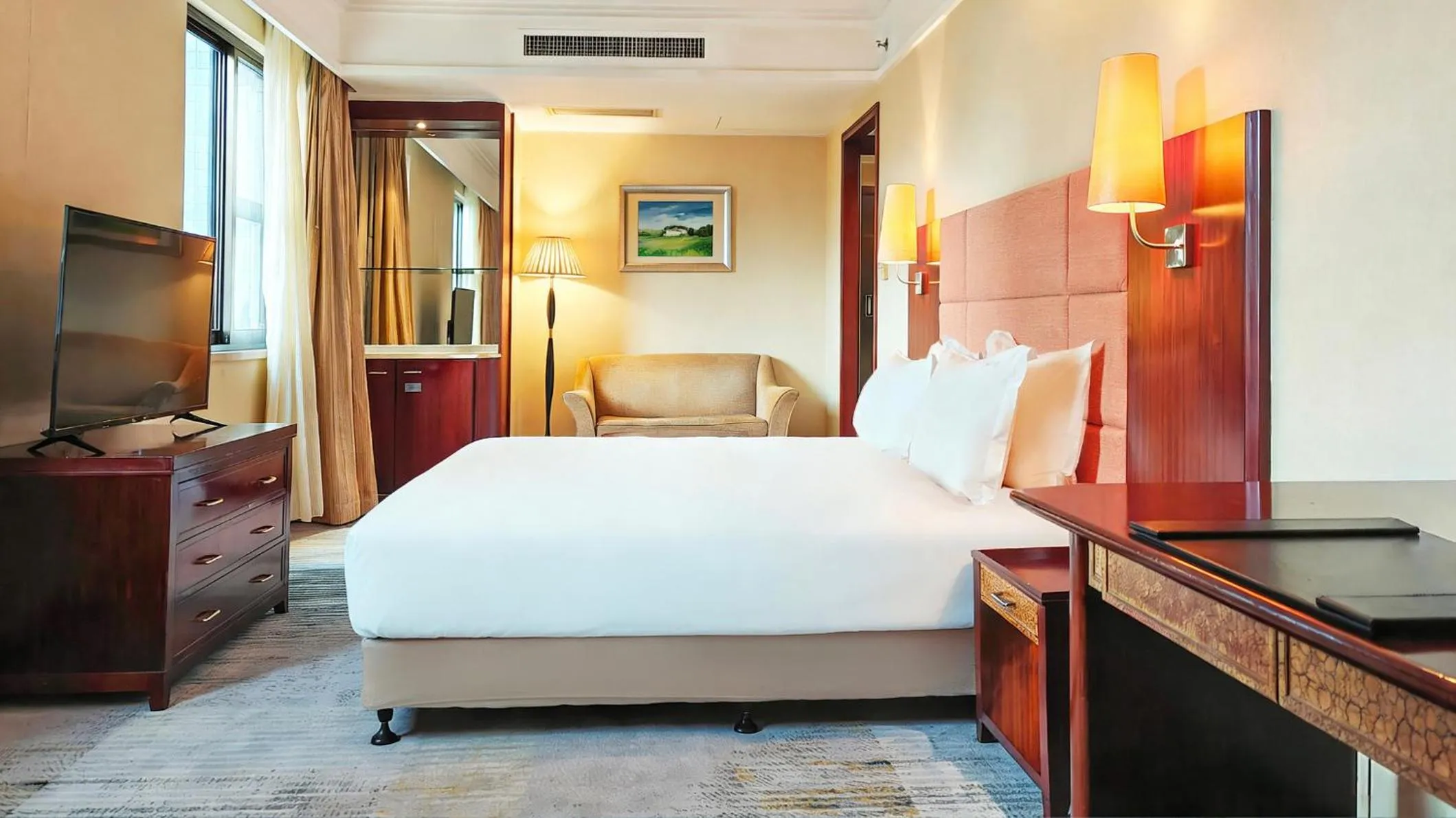 Photo of the whole room, Bed in Holiday Inn Shenzhen Donghua by IHG