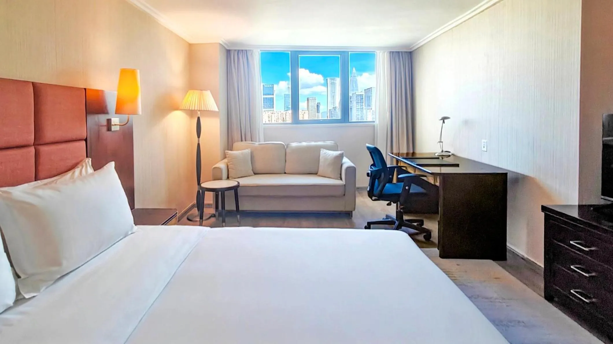 Photo of the whole room, Bed in Holiday Inn Shenzhen Donghua by IHG