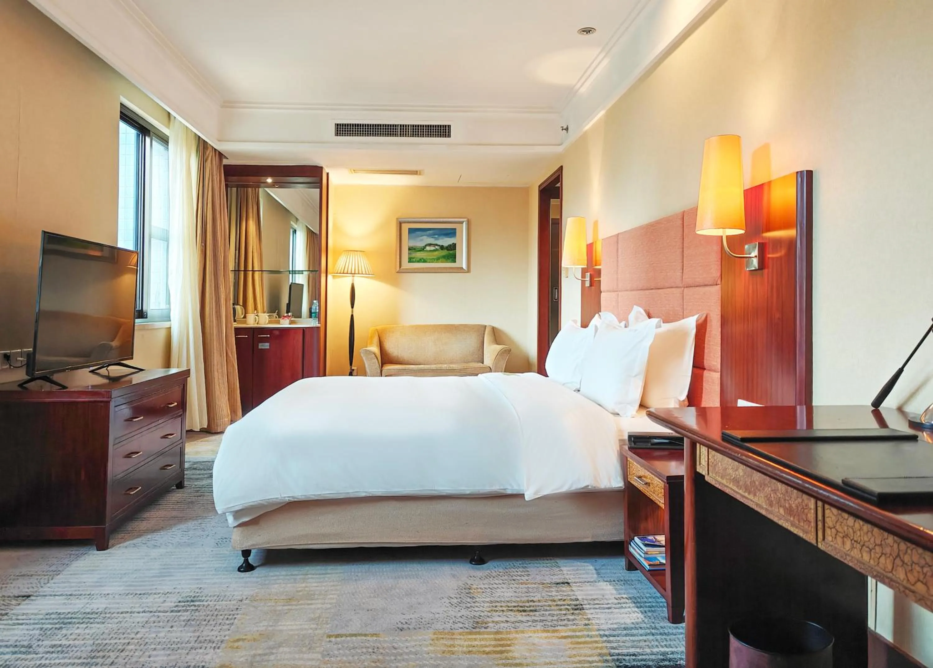 Bed in Holiday Inn Shenzhen Donghua by IHG