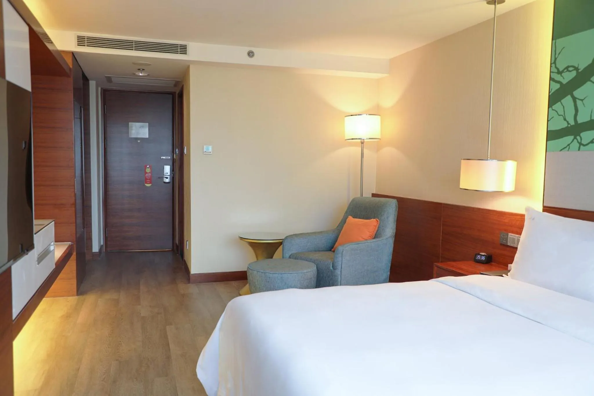 Photo of the whole room, Bed in Holiday Inn Shenzhen Donghua by IHG