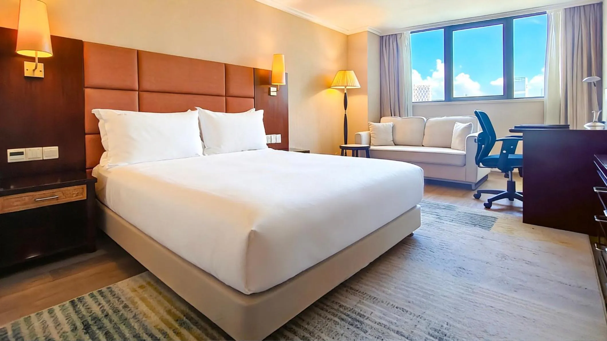 Photo of the whole room, Bed in Holiday Inn Shenzhen Donghua by IHG