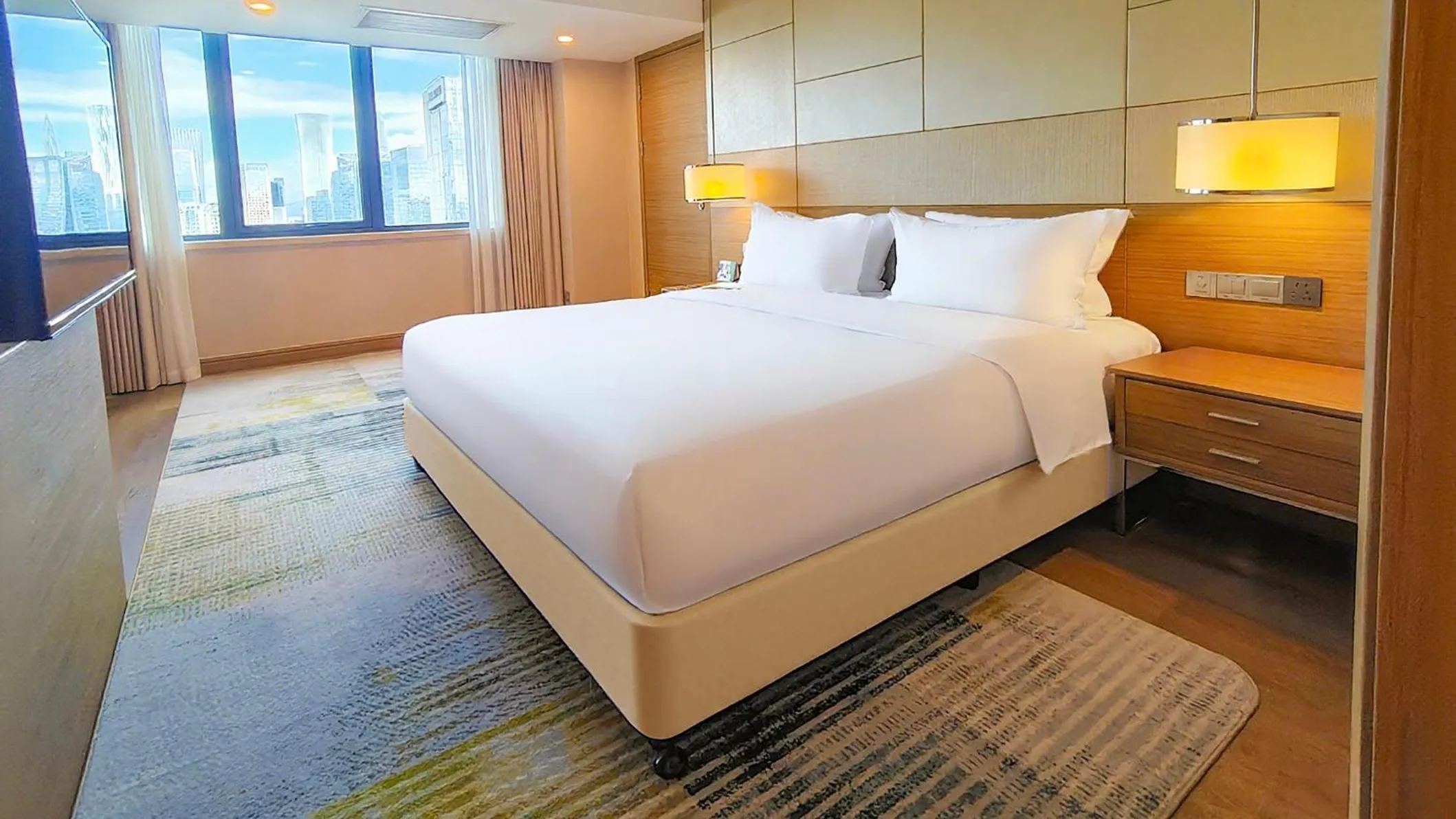 Photo of the whole room, Bed in Holiday Inn Shenzhen Donghua by IHG