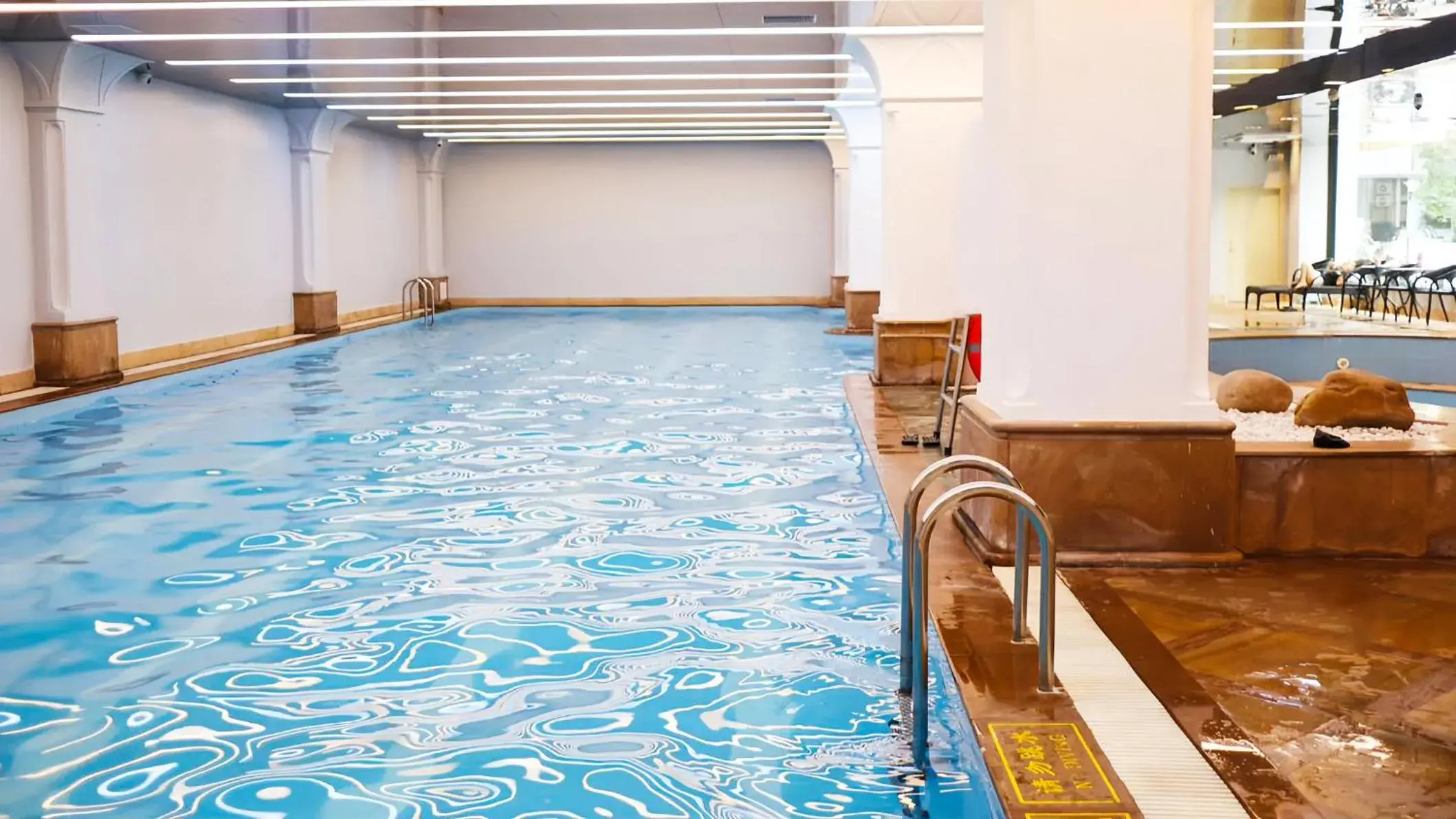 Swimming pool in Holiday Inn Shenzhen Donghua by IHG Swimming pool in Holiday Inn Shenzhen Donghua by IHG